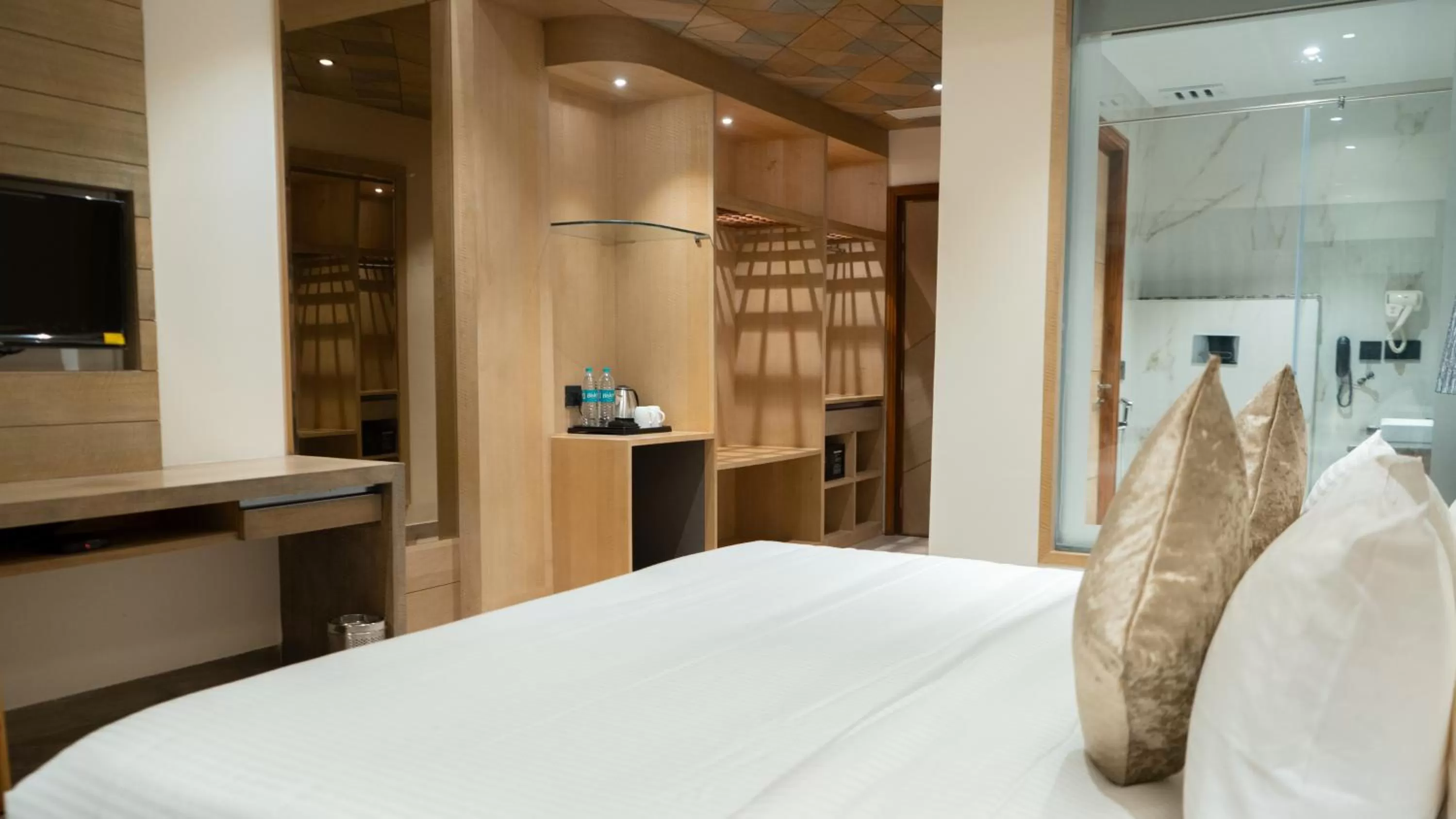 Photo of the whole room, Bed in Clarks Inn Suites Kangra