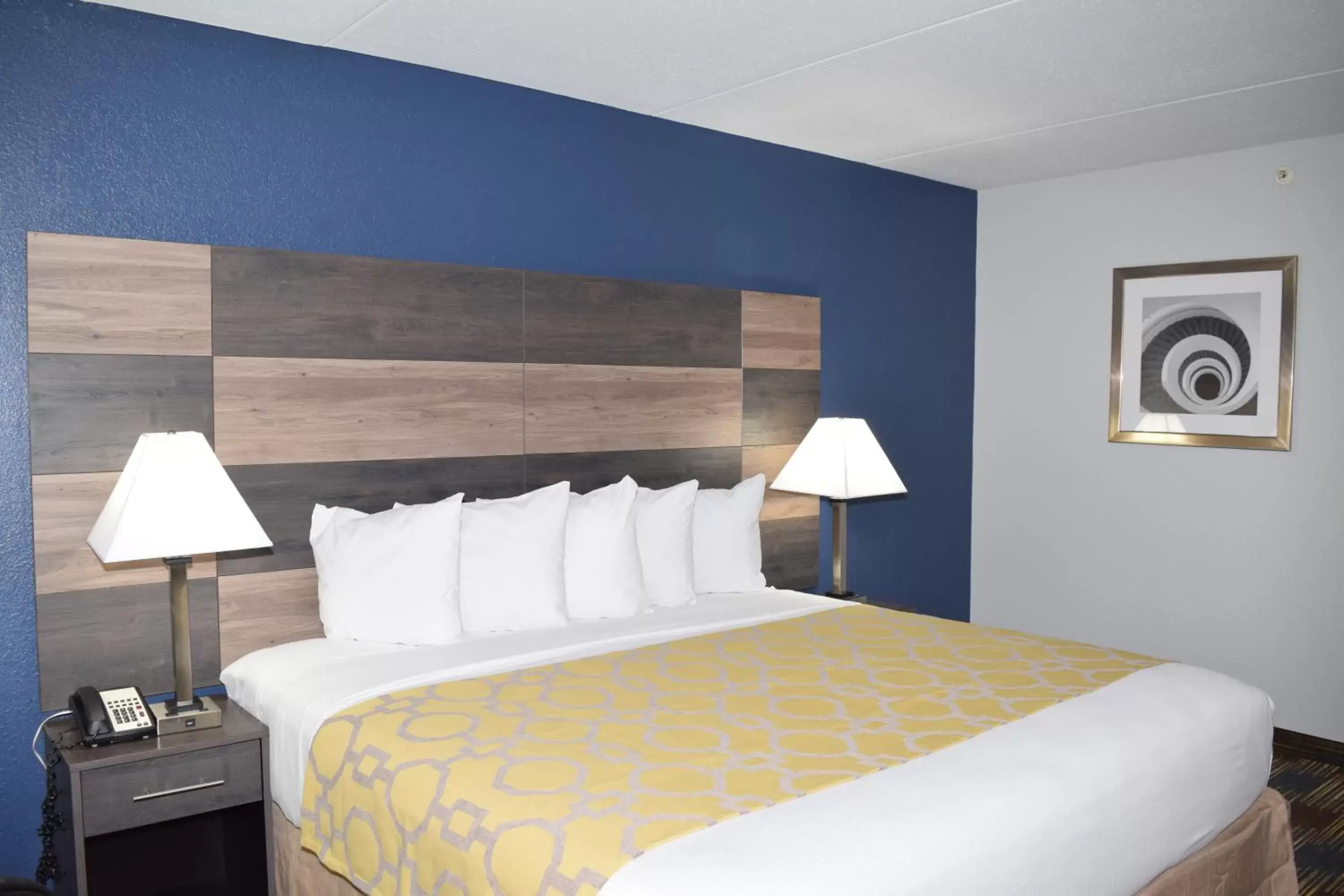 Photo of the whole room, Bed in Baymont by Wyndham - Chicago - Addison - O'Hare