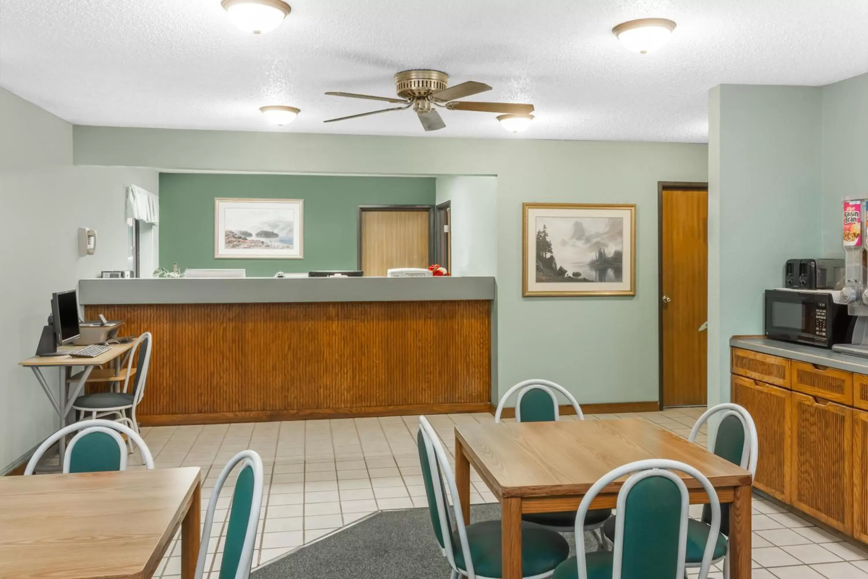 Lobby or reception, Restaurant/Places to Eat in Super 8 by Wyndham Washington/Peoria Area