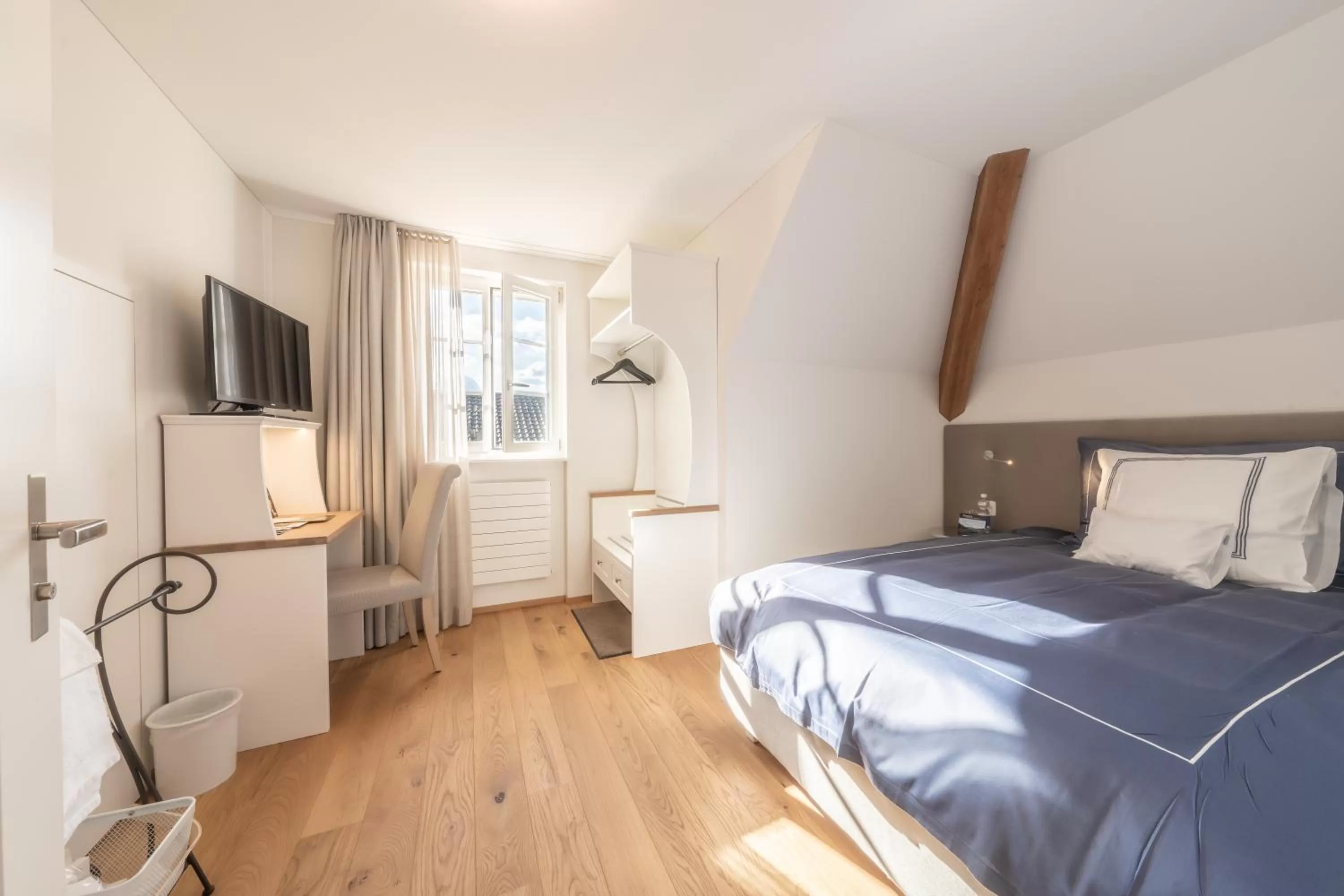 Photo of the whole room, Bed in Verena's Boutique Villa au lac