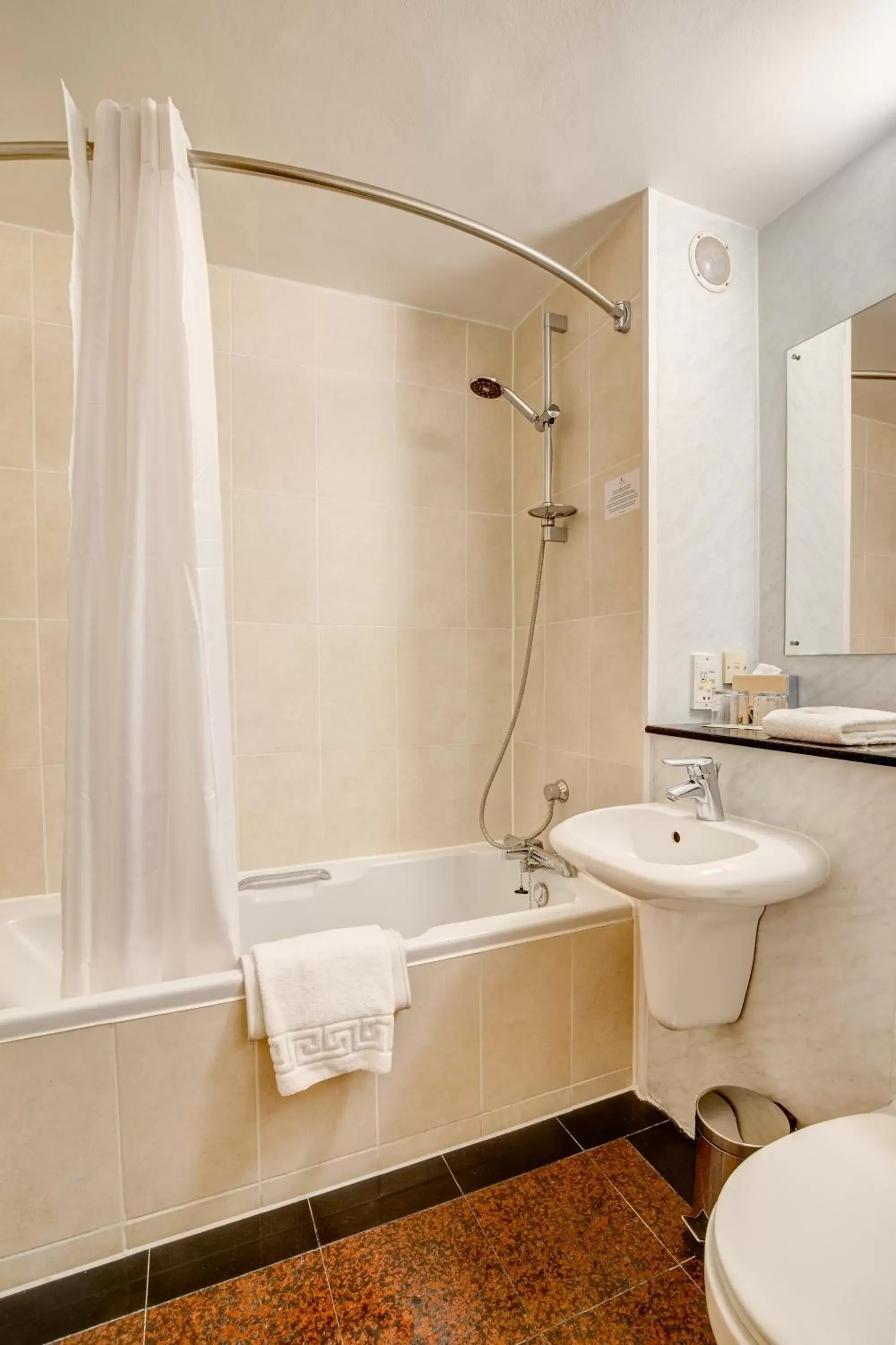 Toilet, Bathroom in Copthorne Tara Hotel London Kensington