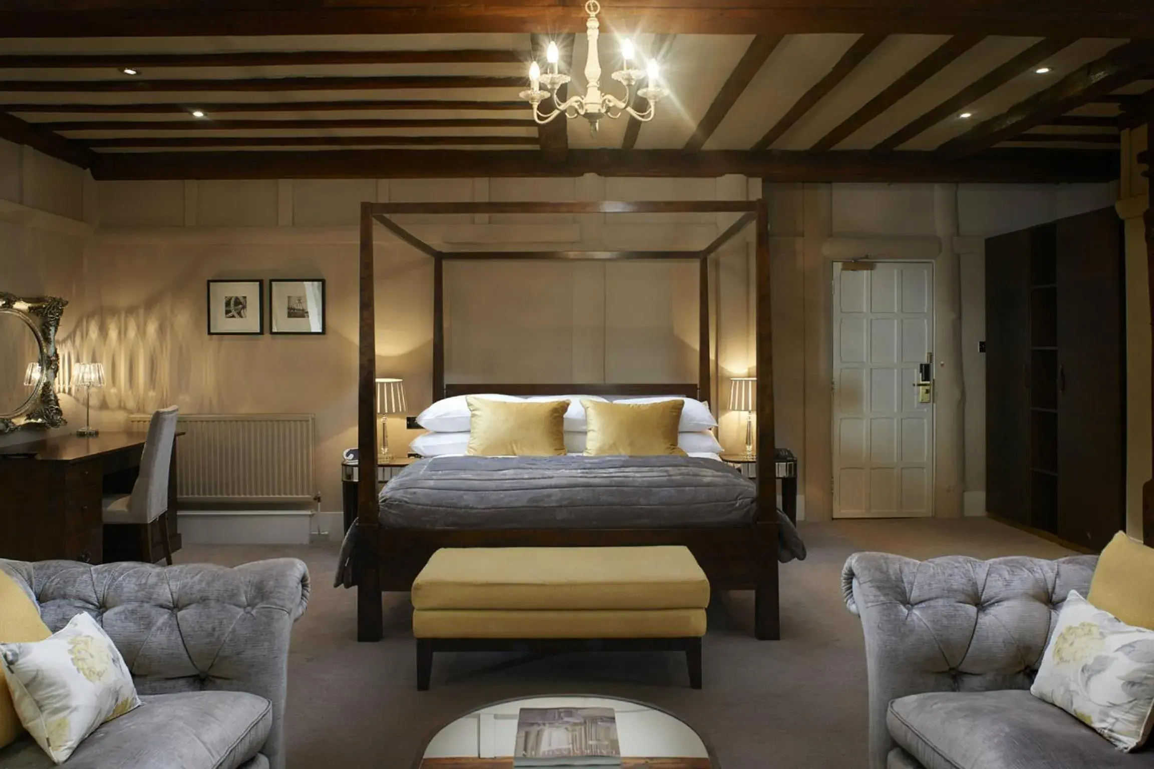 Bedroom, Bed in The Manor Elstree