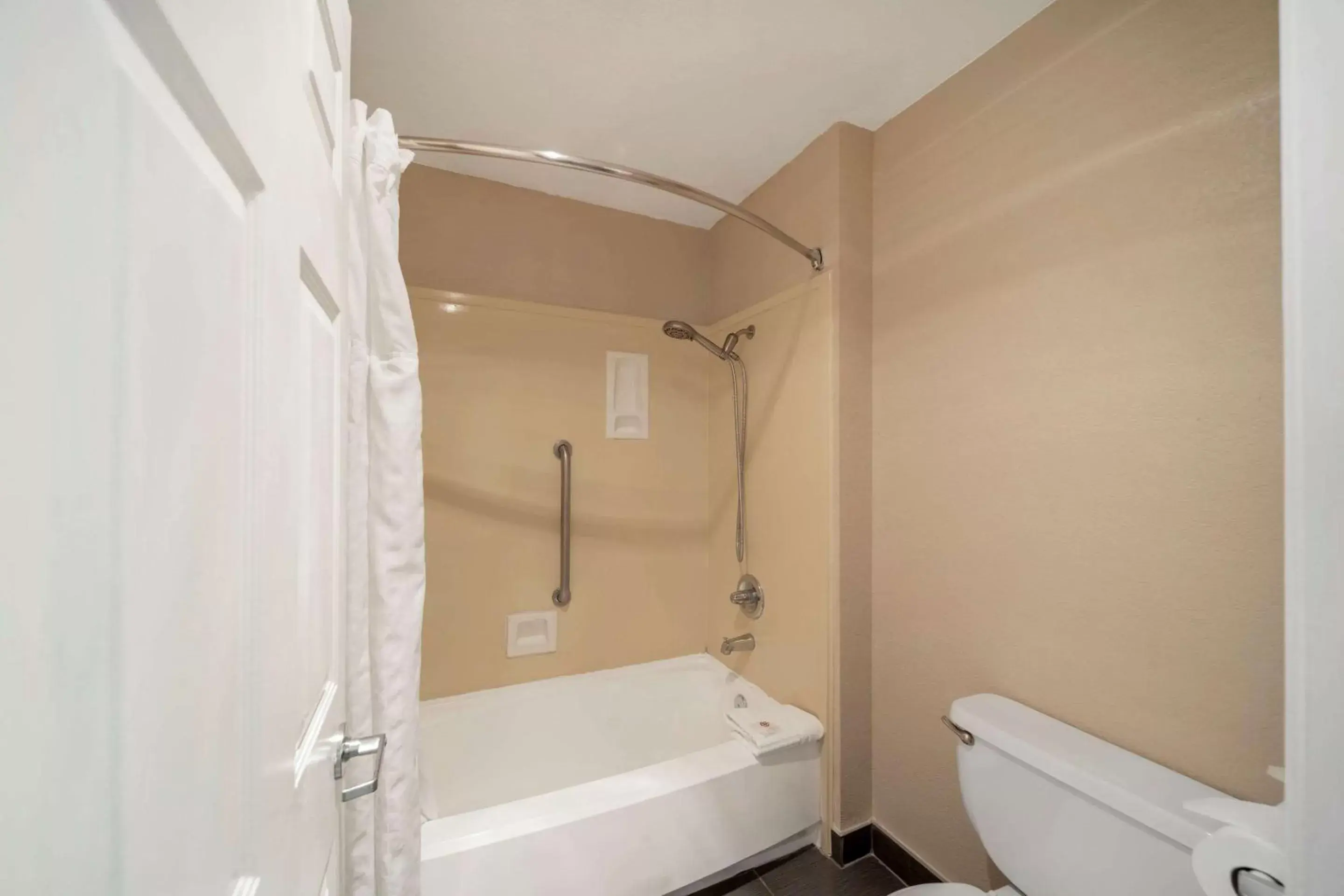 Bedroom, Bathroom in Comfort Suites Red Bluff near I-5