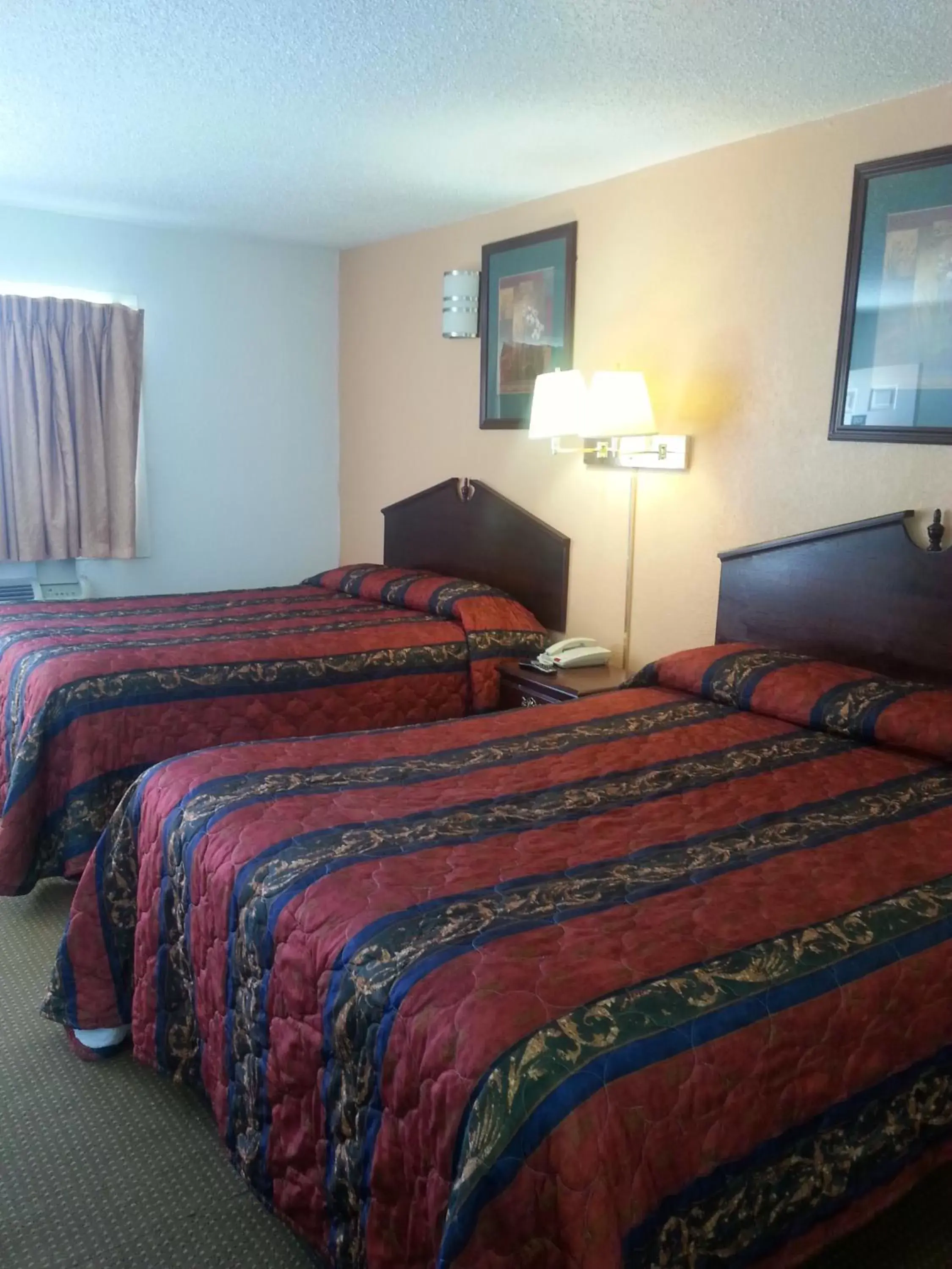 Photo of the whole room, Bed in Budget Inn