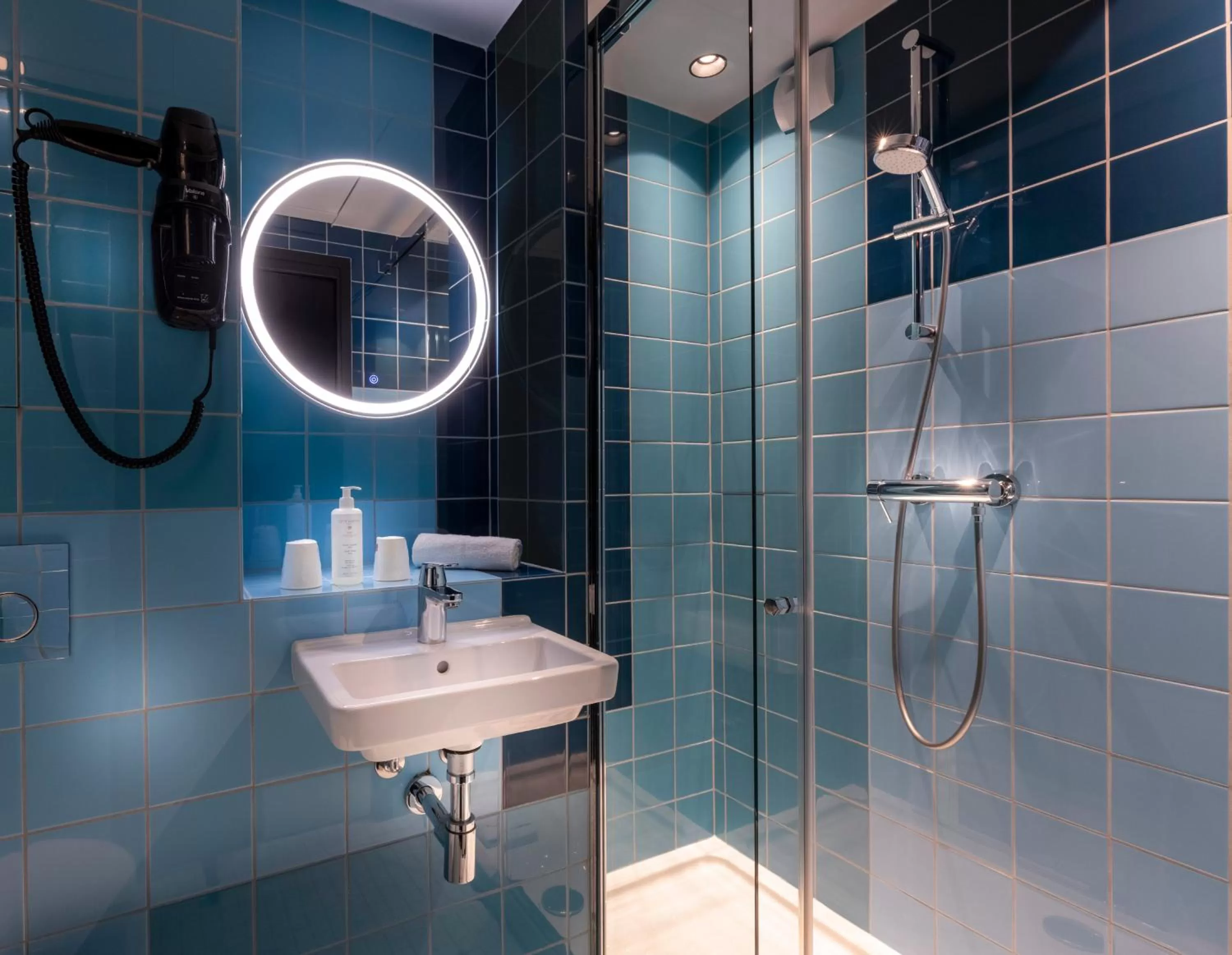 Shower in Libertel Canal Saint Martin