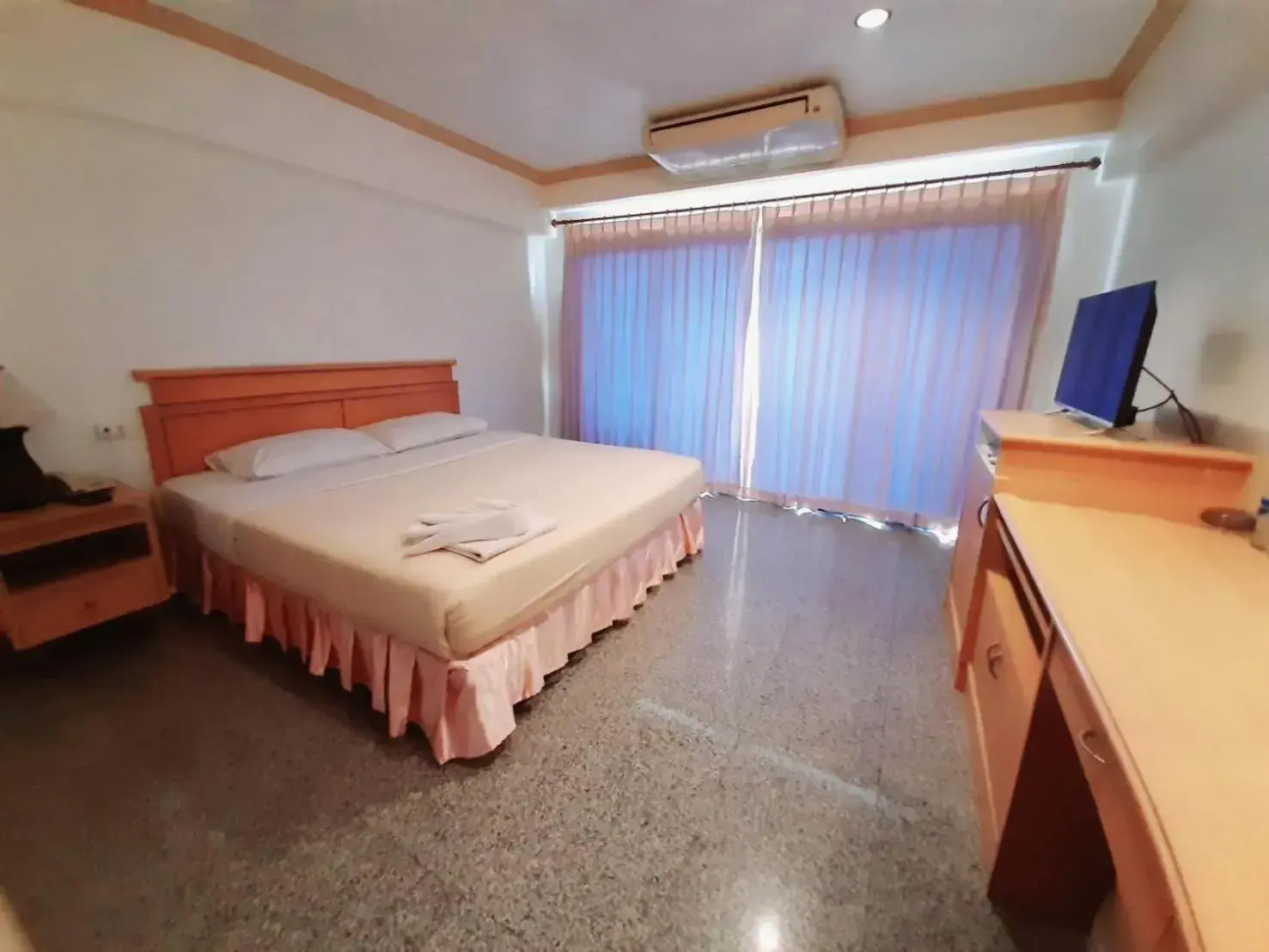 Bed in Maneerote Hotel Surin