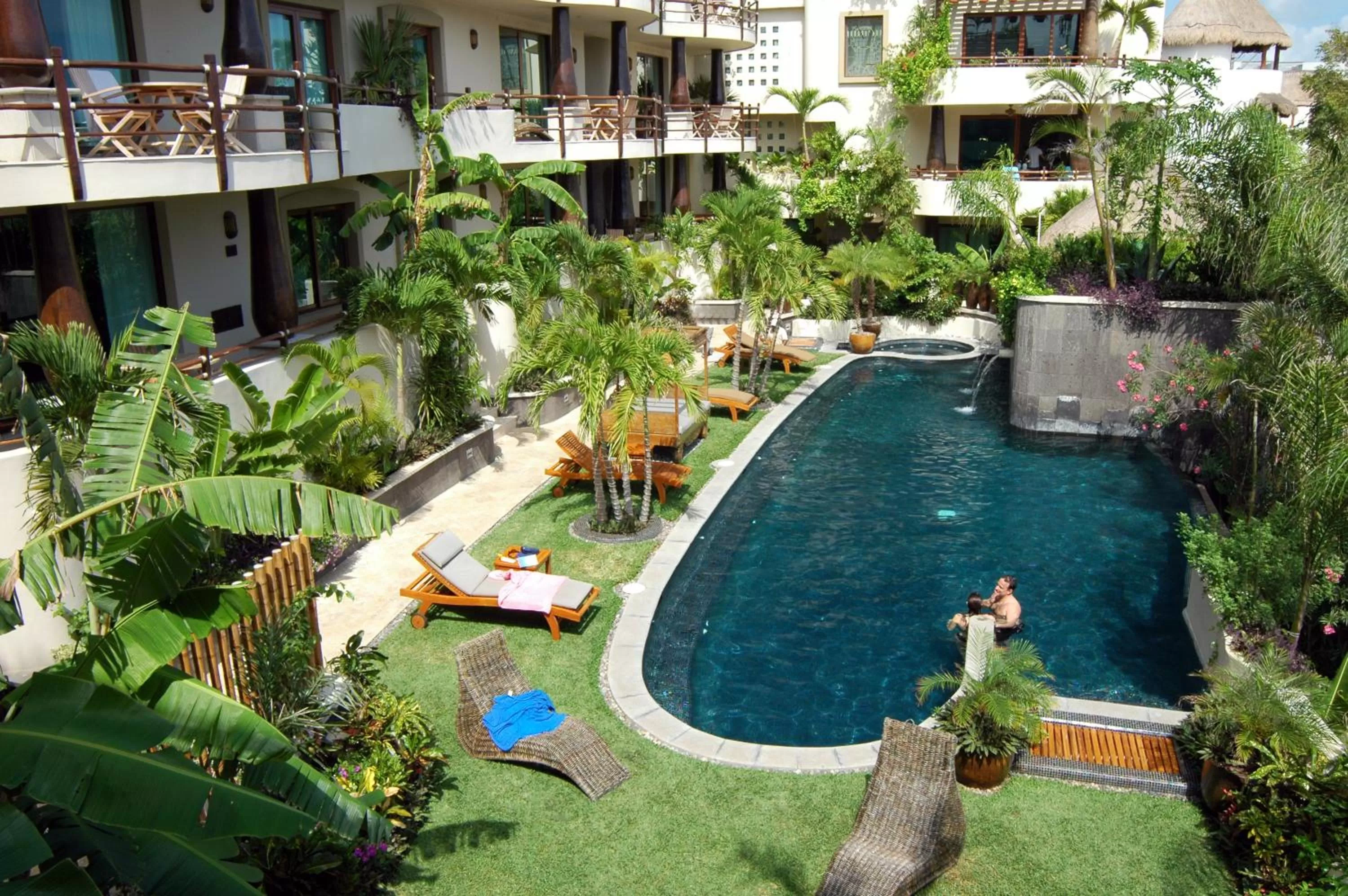 Swimming pool in El Taj Oceanfront and Beachside Condo Hotel