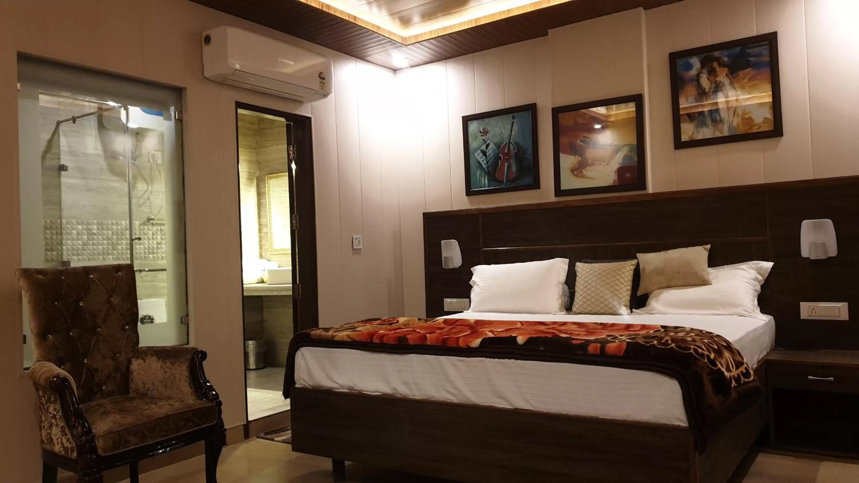 Bathroom, Bed in Maple Leaf Hotel