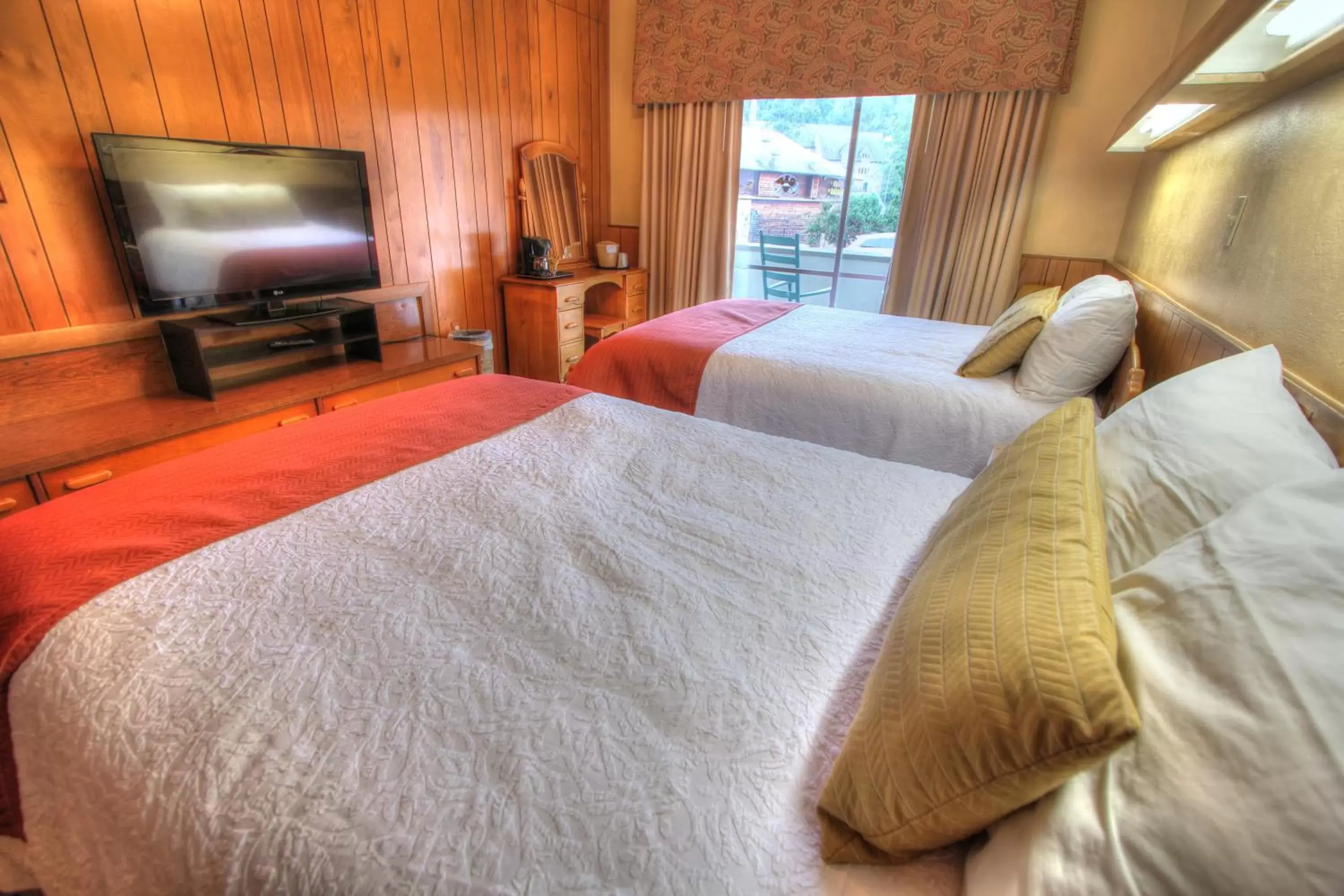 Bedroom, Bed in Gatlinburg Inn