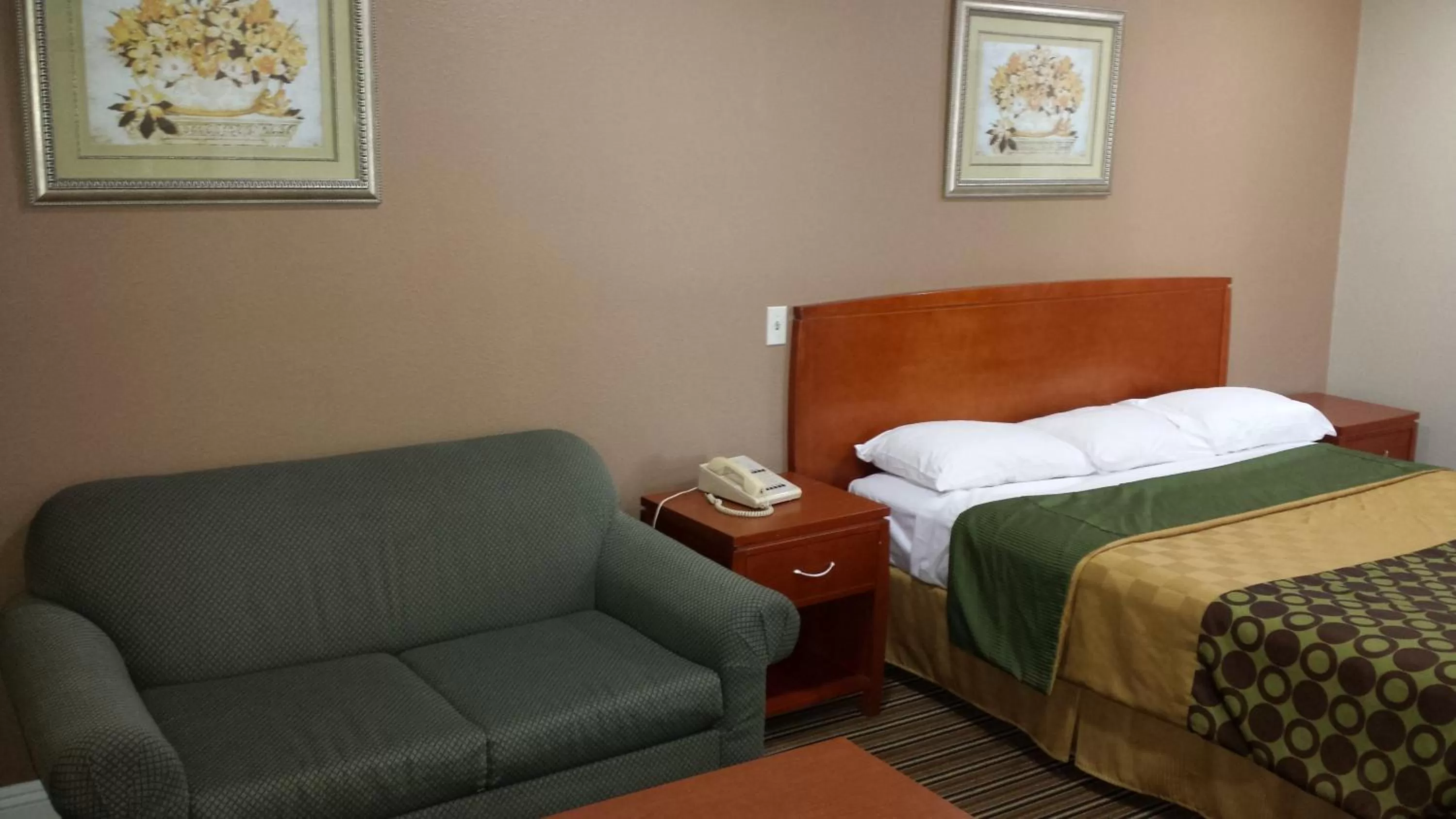 Seating area, Bed in Regency Inn