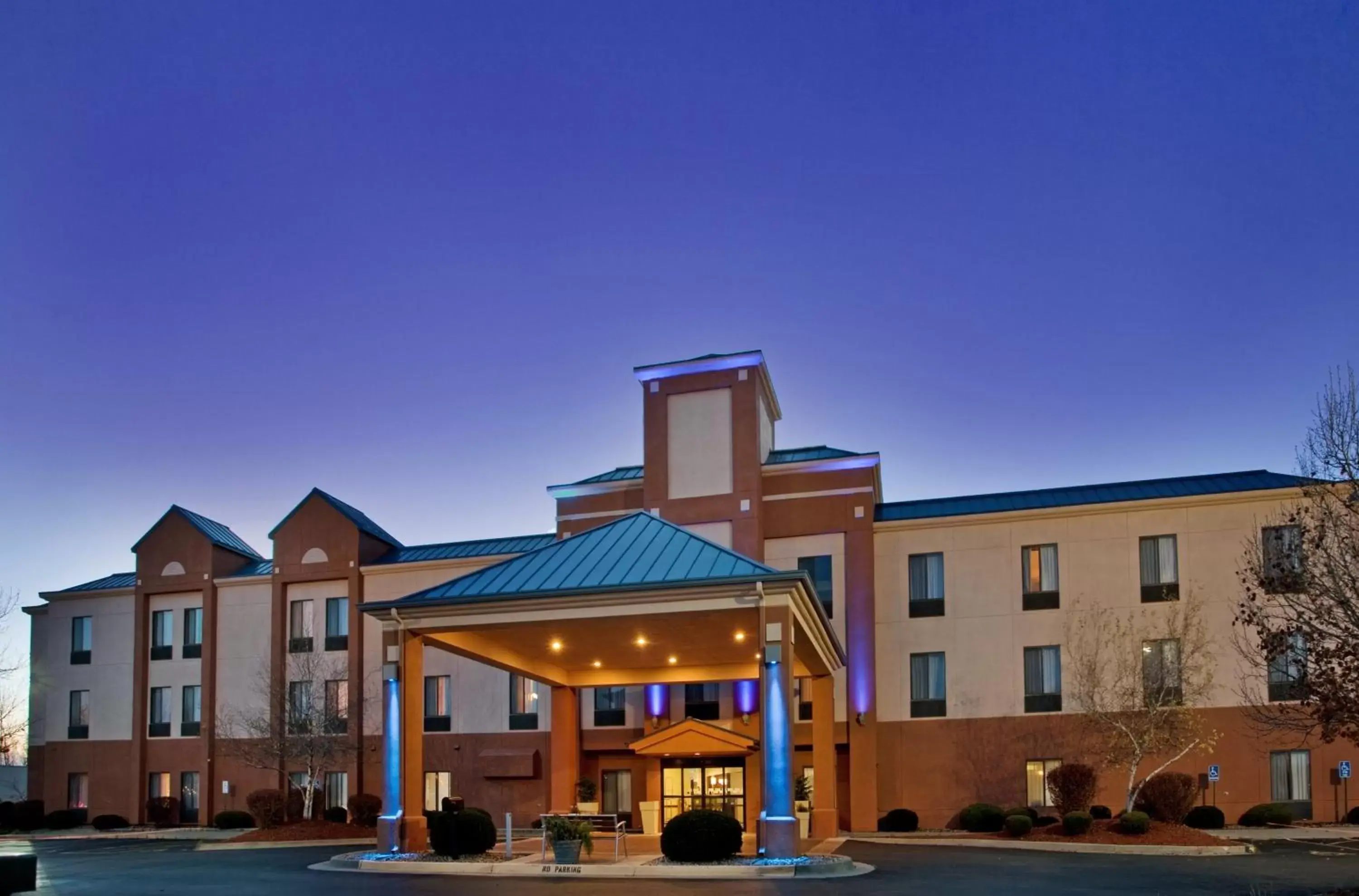 Property Building in Holiday Inn Express & Suites Lansing-Leavenworth, an IHG Hotel