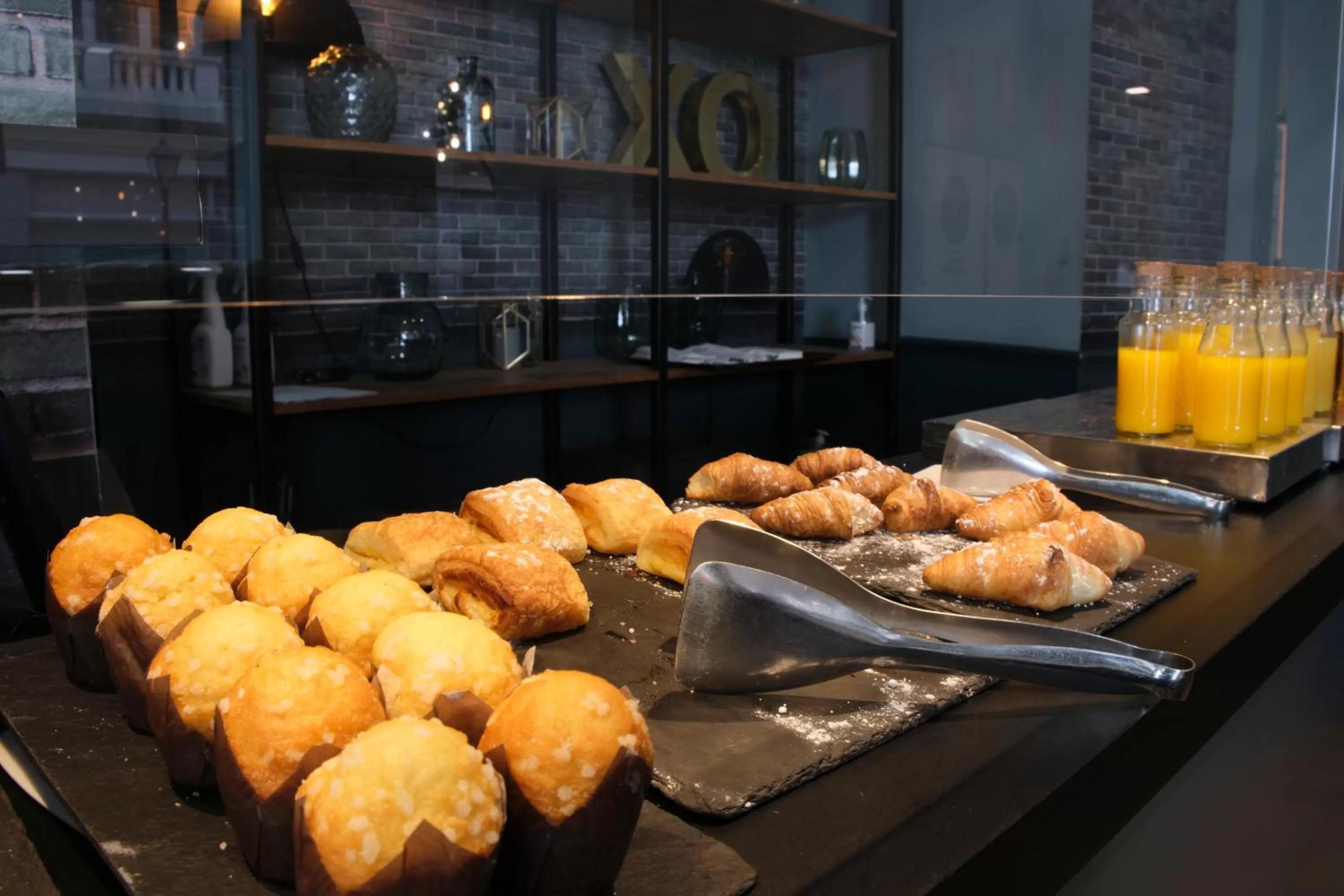 Breakfast in Petit Palace Triball