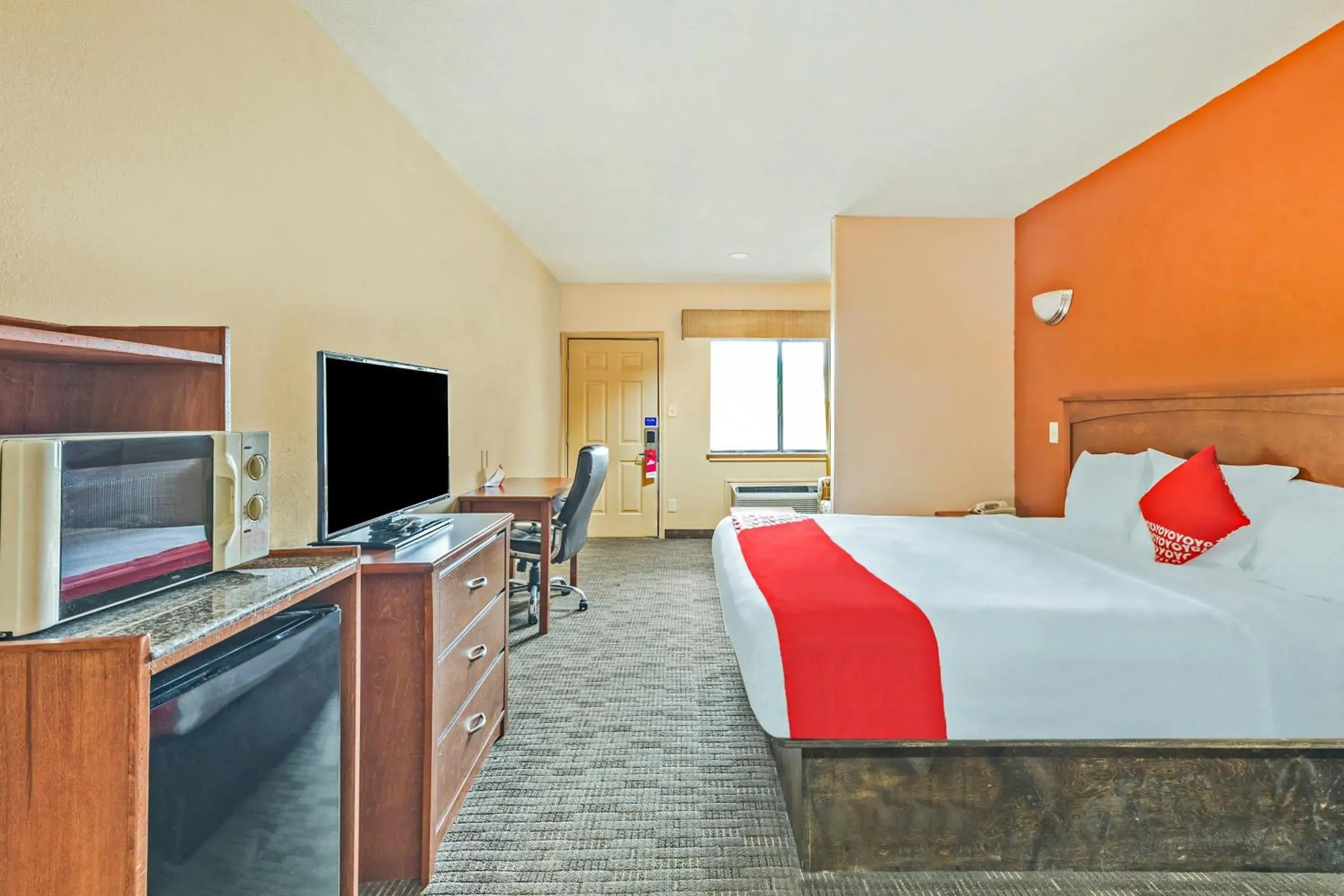 Bedroom, TV/Entertainment Center in OYO Hotel Jewett TX Southwest, I-45