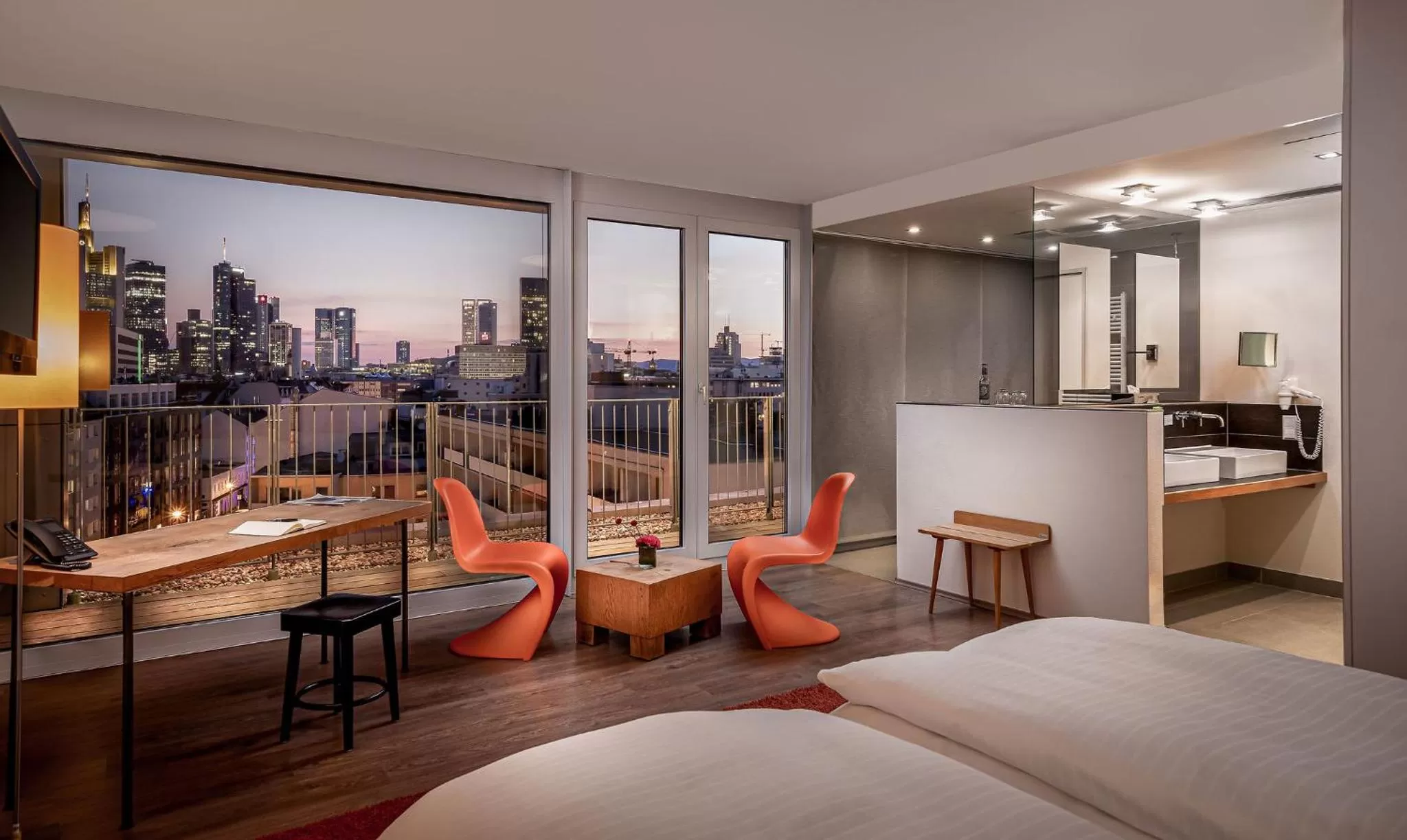 Photo of the whole room in mainhaus Stadthotel Frankfurt