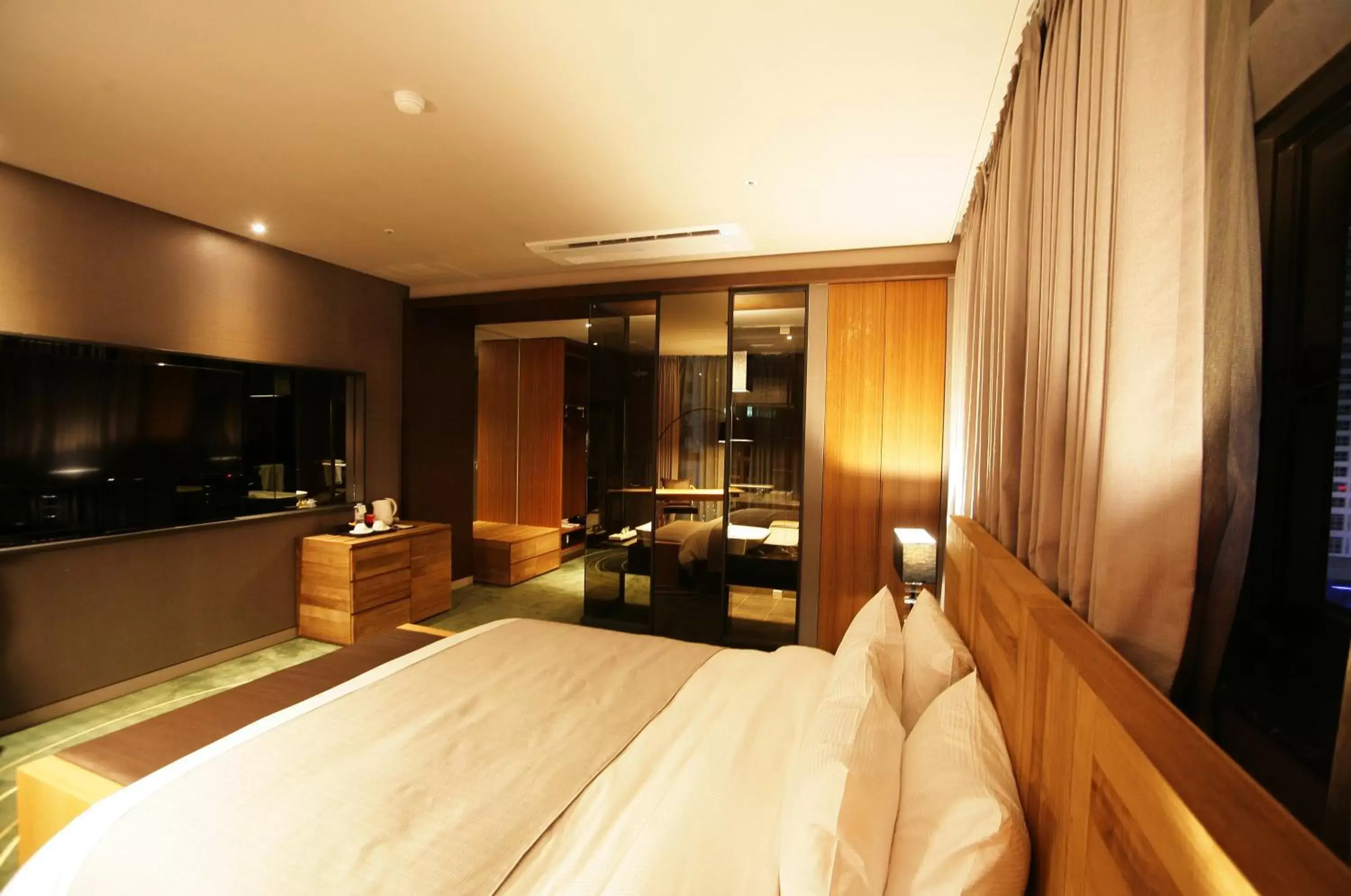 Photo of the whole room, TV/Entertainment Center in Best Louis Hamilton Hotel Haeundae