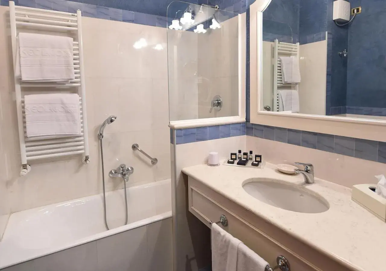 Shower, Bathroom in Iseo Lago Hotel