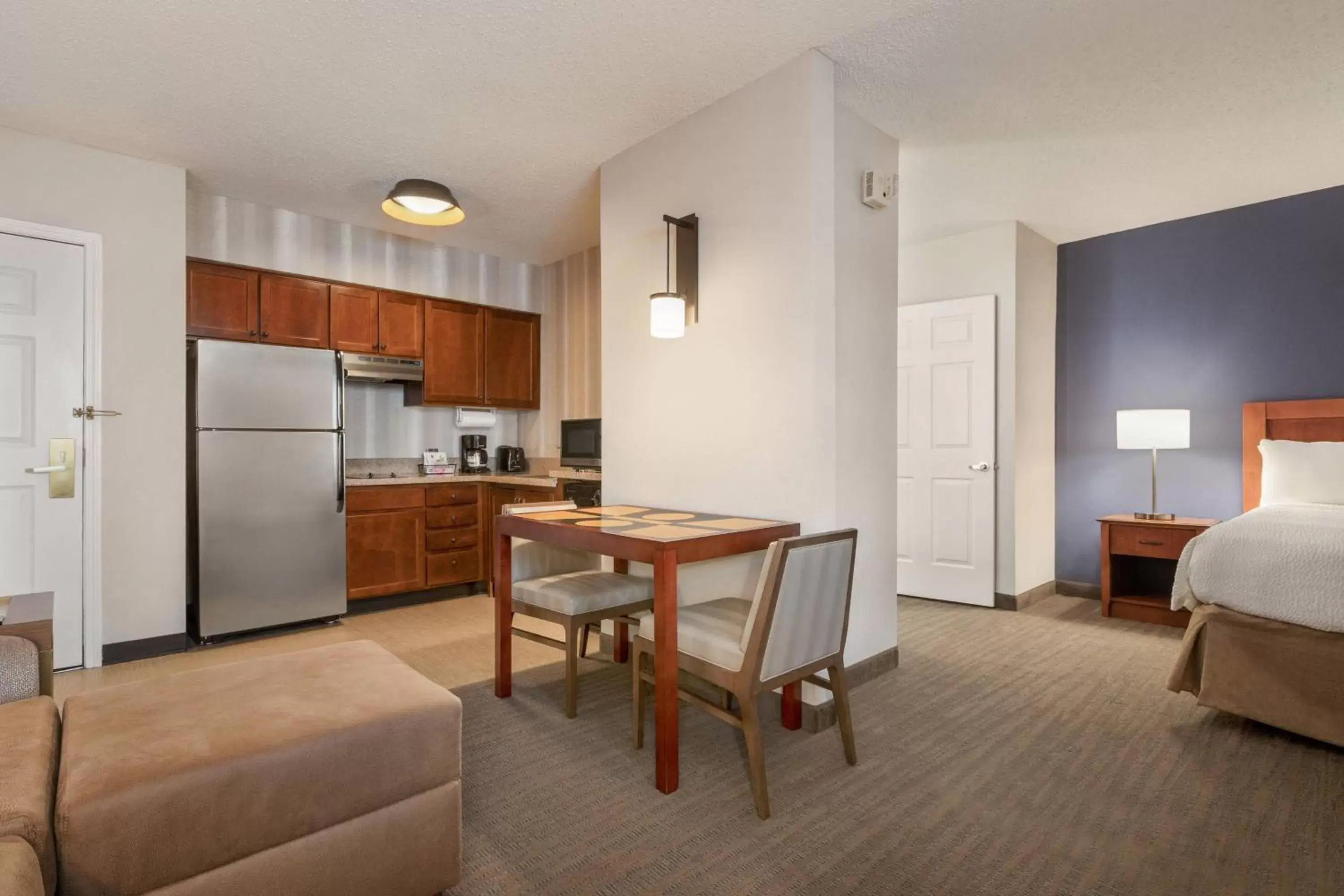 Photo of the whole room, Dining Area in Residence Inn Baltimore White Marsh