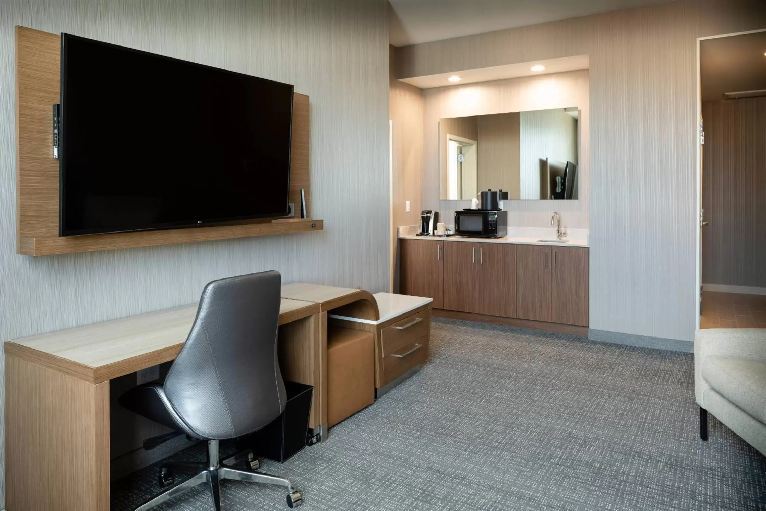 Photo of the whole room, TV/Entertainment Center in Courtyard by Marriott Salt Lake City Cottonwood