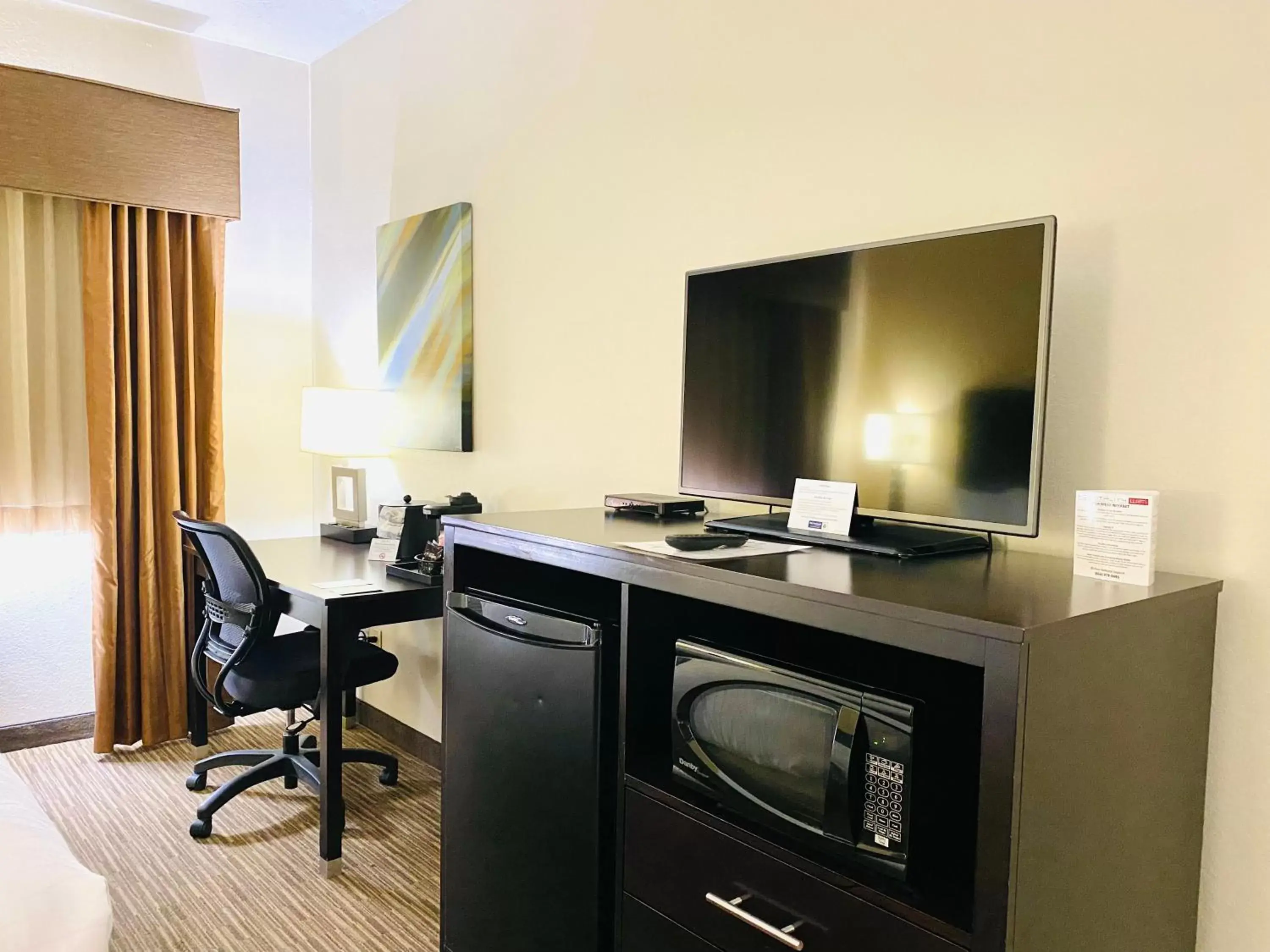TV and multimedia, TV/Entertainment Center in Best Western Plus the Four Corners Inn