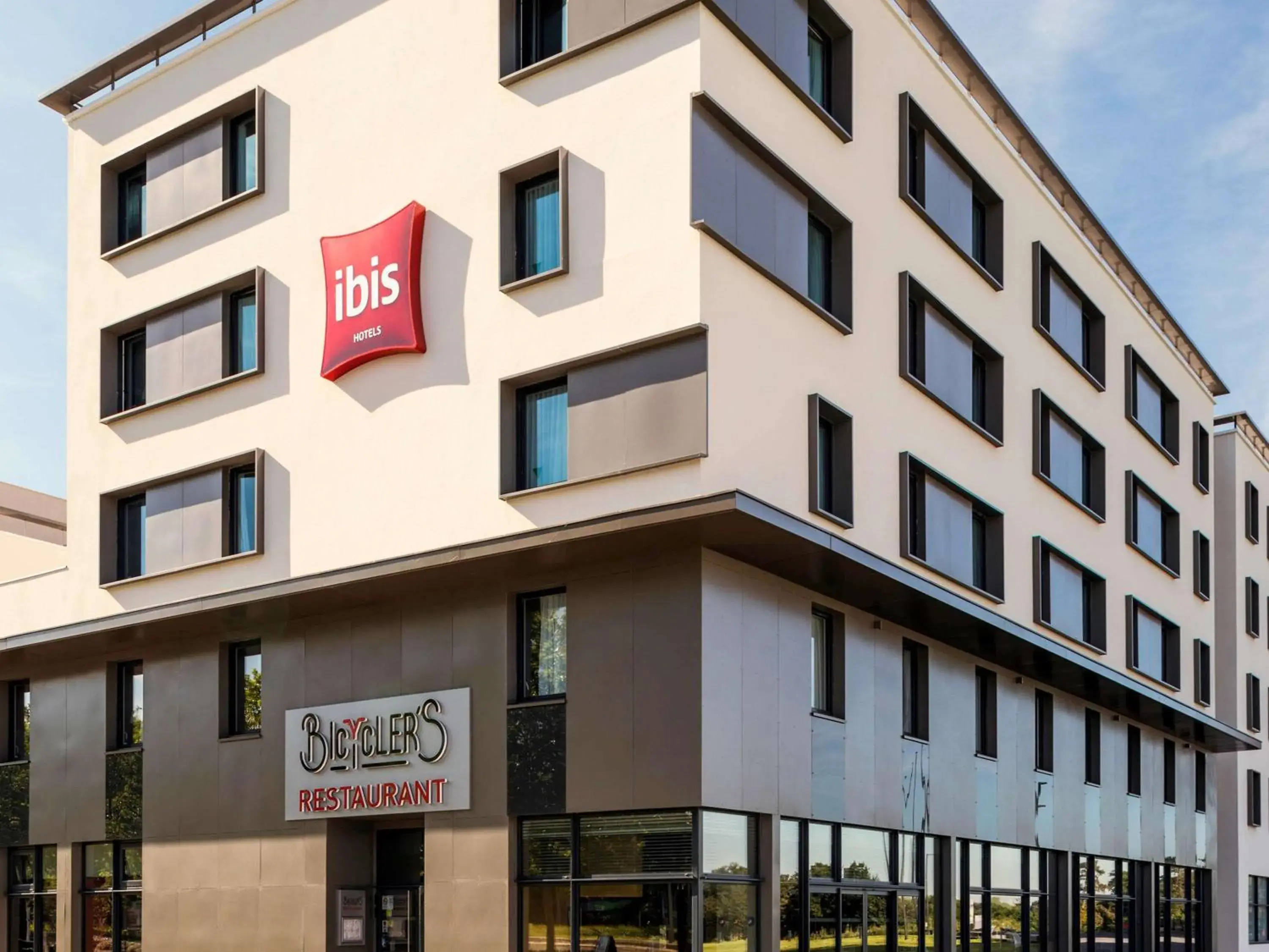 Property building in ibis Saint Quentin en Yvelines - Velodrome