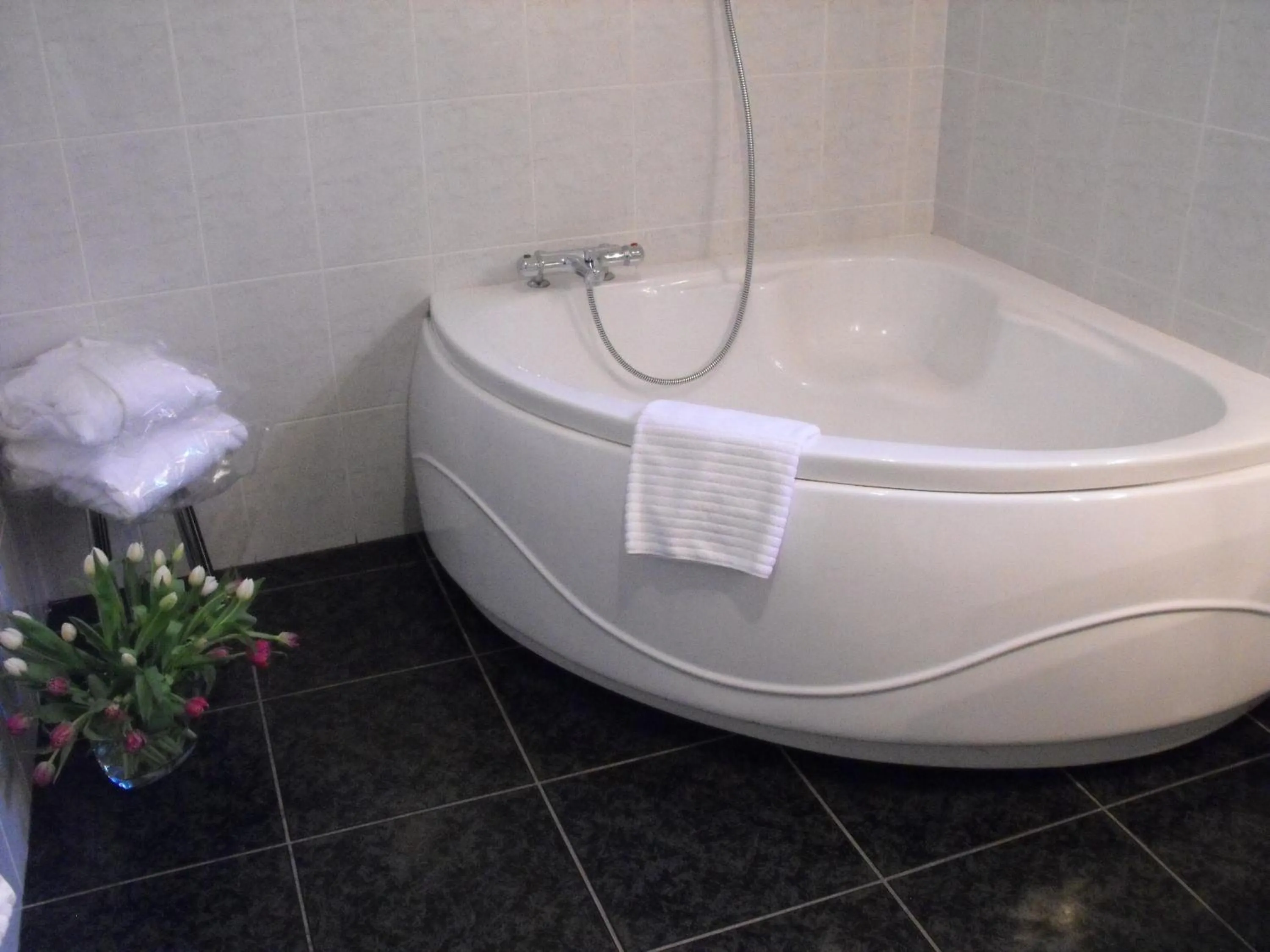 Bathroom in L'Orée des Chênes, The Originals Relais