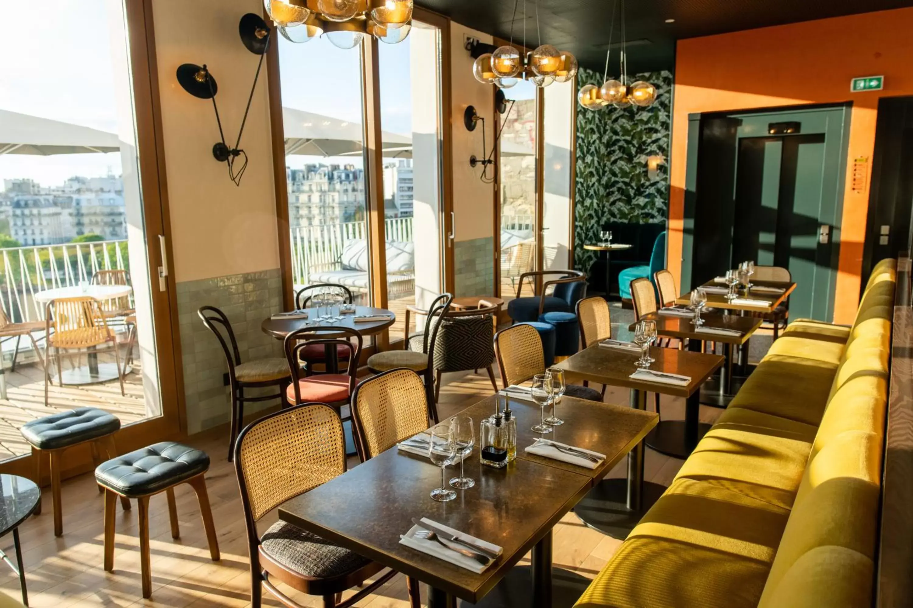 Restaurant/Places to Eat in The People - Paris Nation
