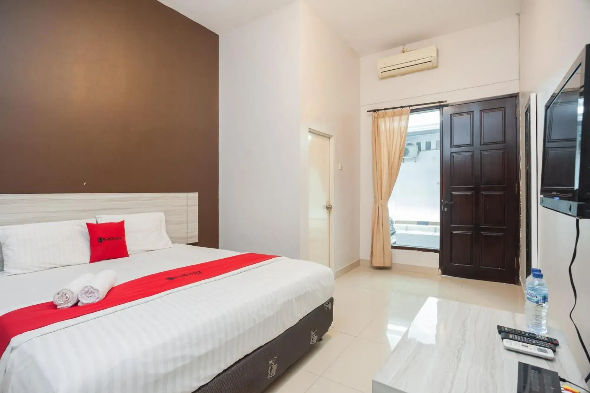 Bed in RedDoorz Syariah near Taman Air Mancur Bogor