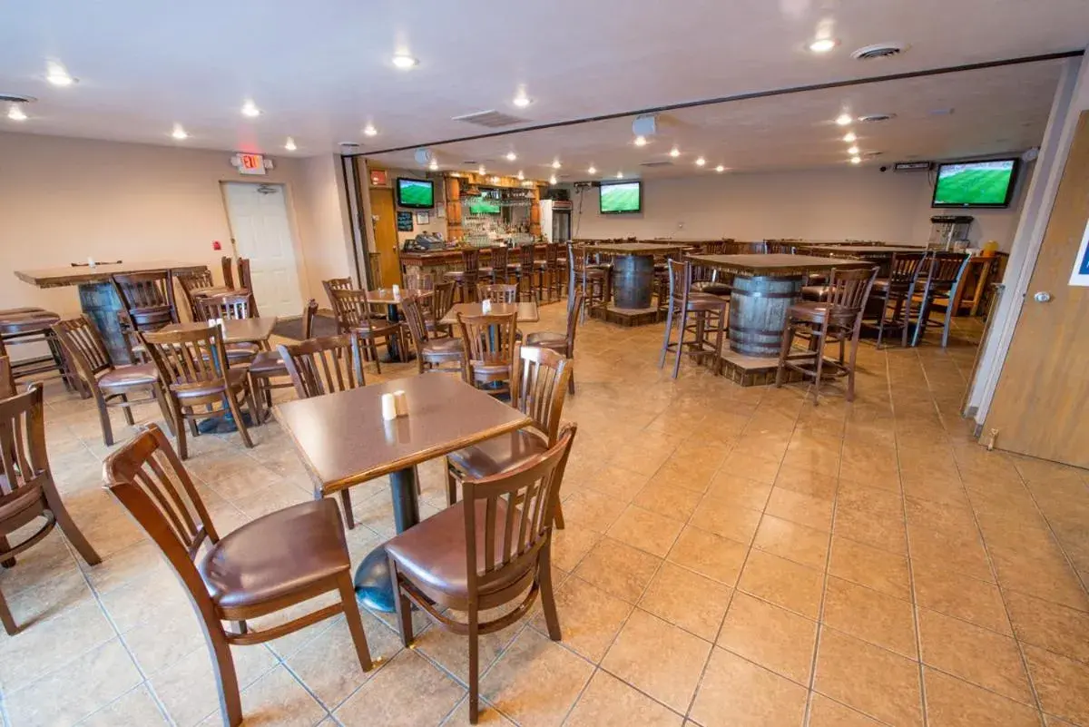 Lounge or bar, Restaurant/Places to Eat in Boarders Inn & Suites by Cobblestone Hotels - Munising