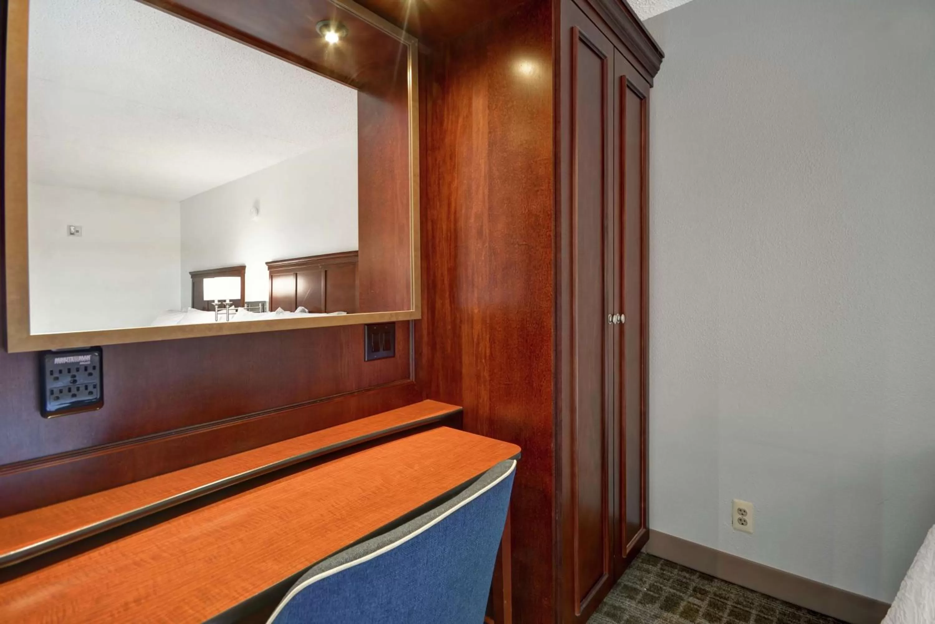 Bedroom, Bed in Hampton Inn Detroit Madison Heights South Troy