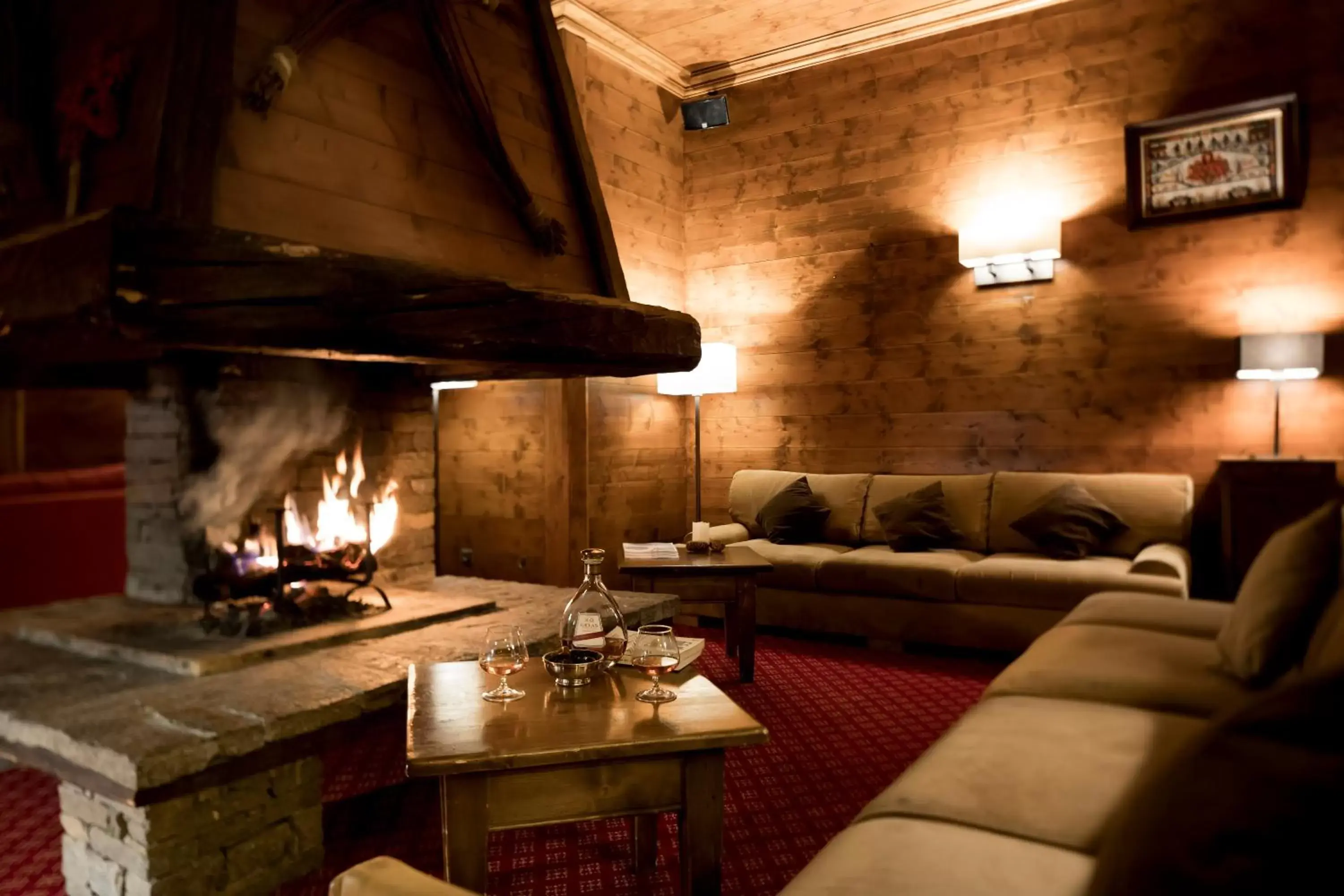 Lounge or bar, Kitchen/Kitchenette in Hotel Mont Vallon