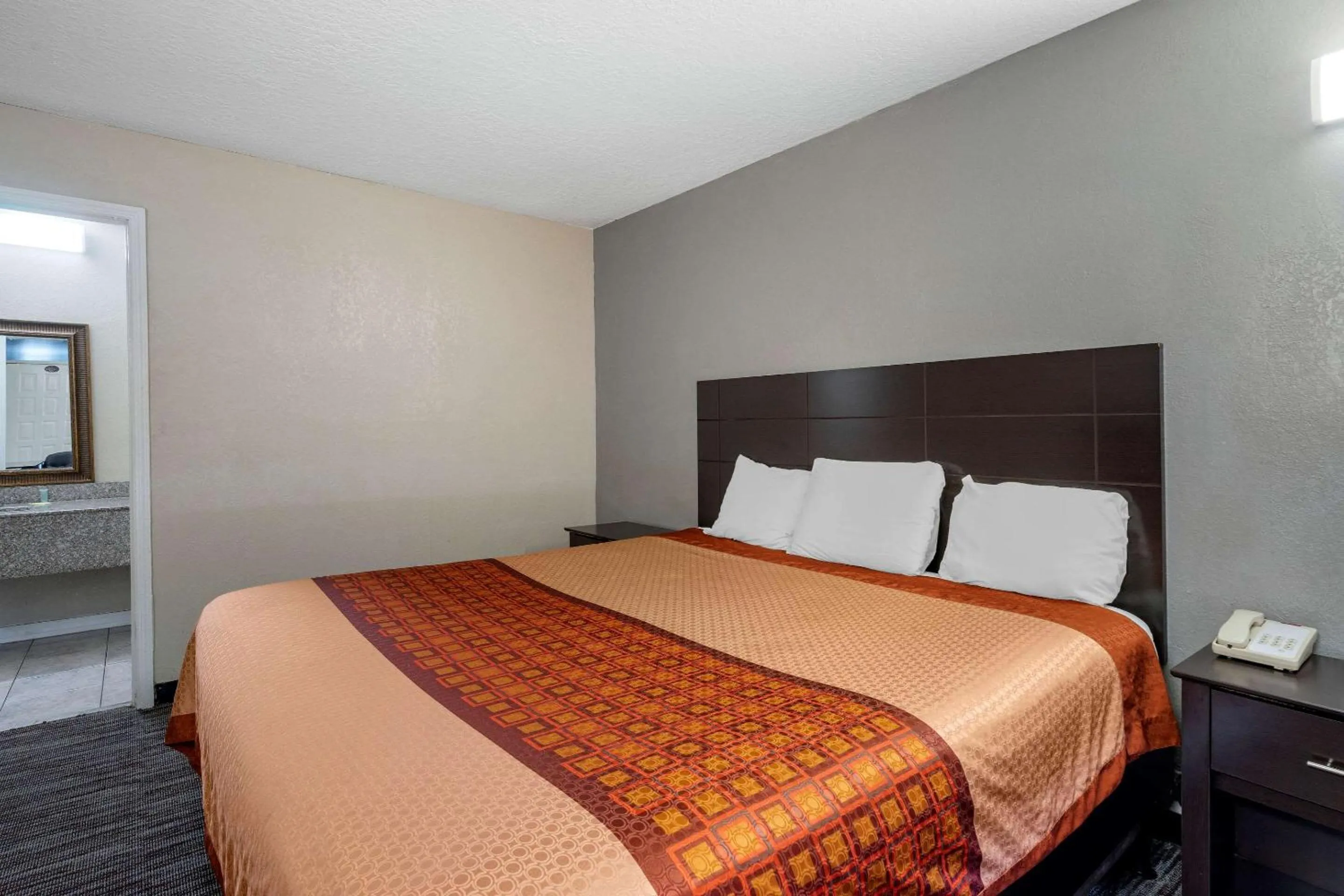 Bathroom, Bed in Rodeway Inn Clearwater-Largo