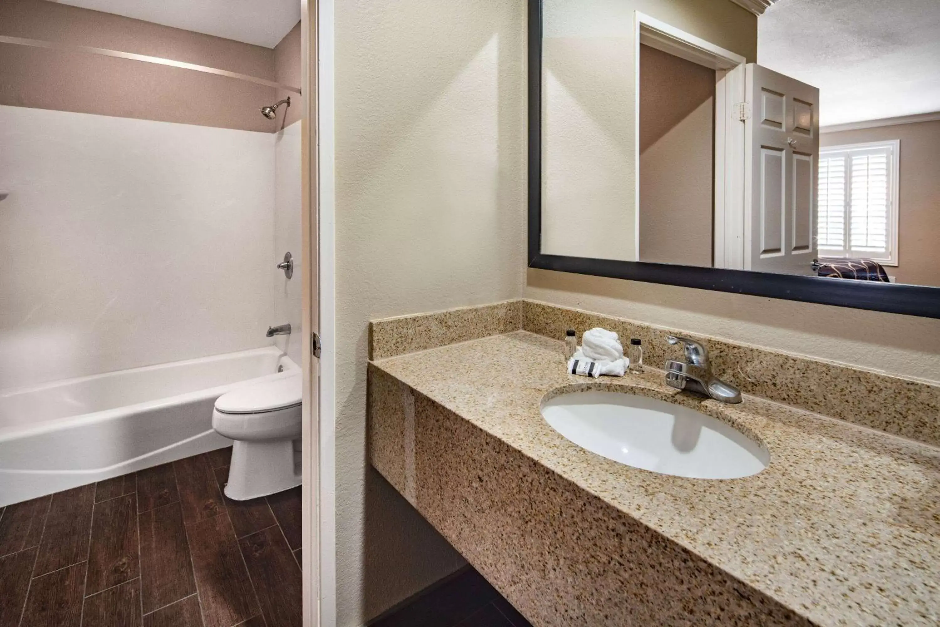 TV and multimedia, Bathroom in Super 8 by Wyndham North Hollywood