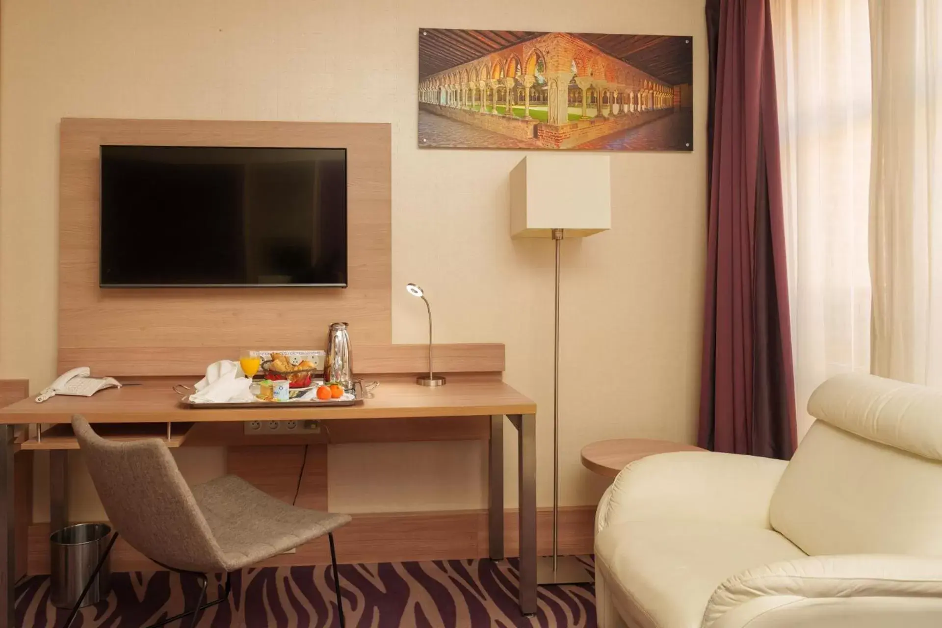 Bedroom, TV/Entertainment Center in Plaza Hotel Capitole Toulouse - Anciennement-formerly CROWNE PLAZA