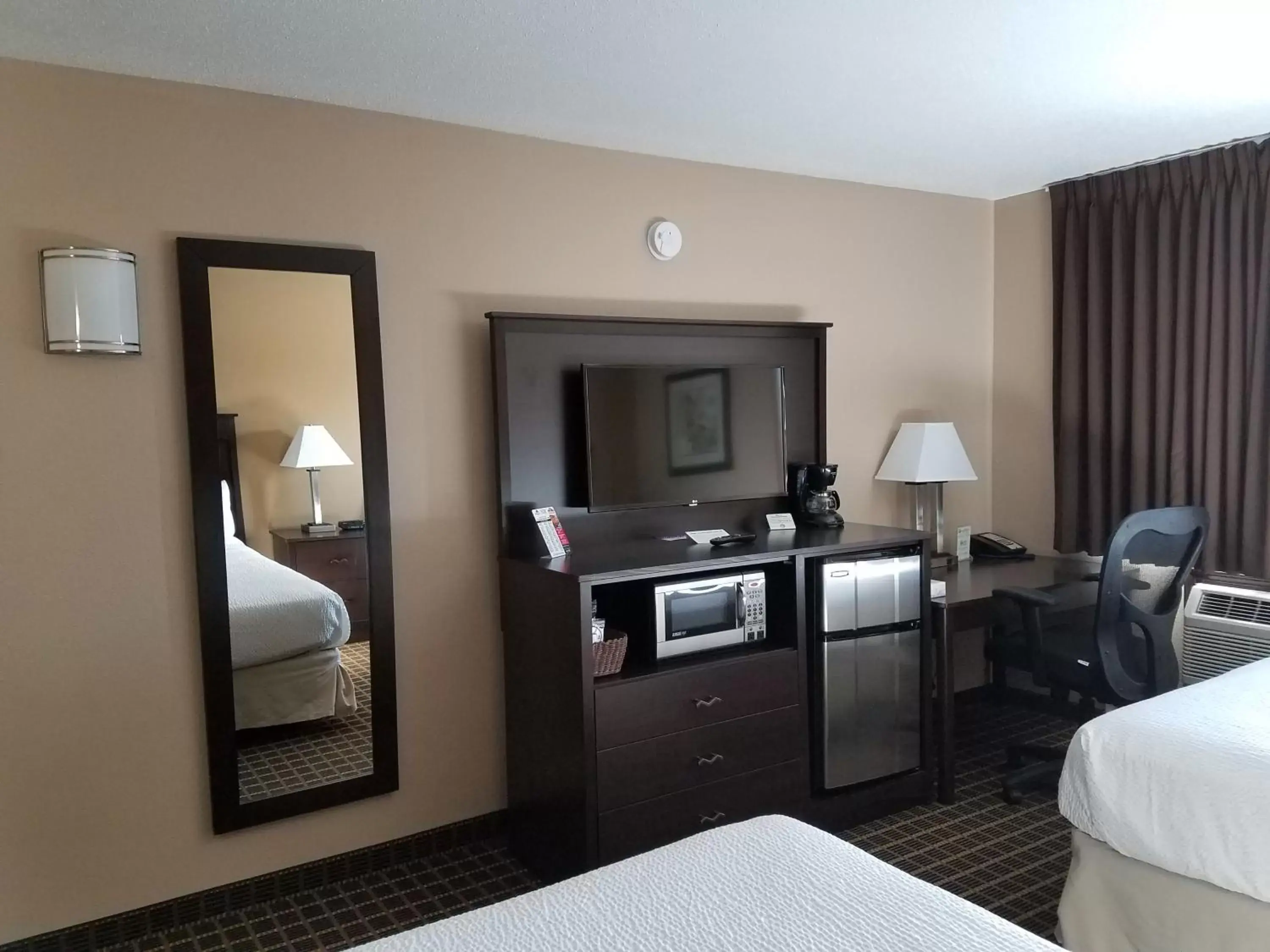 TV and multimedia, Kitchen/Kitchenette in Americas Best Value Inn and Suites Bismarck
