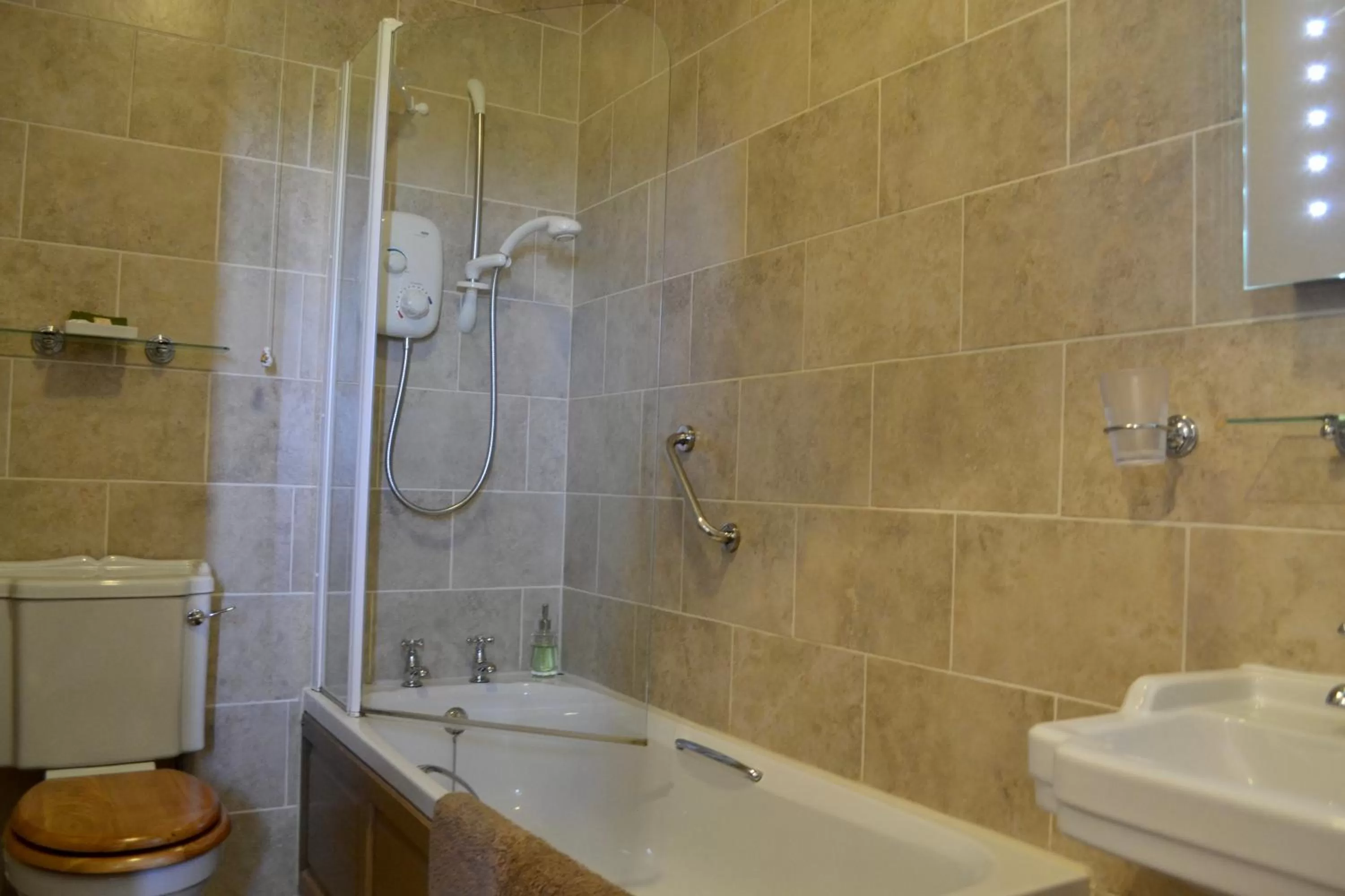 Bathroom in Broome Park Farm B&B