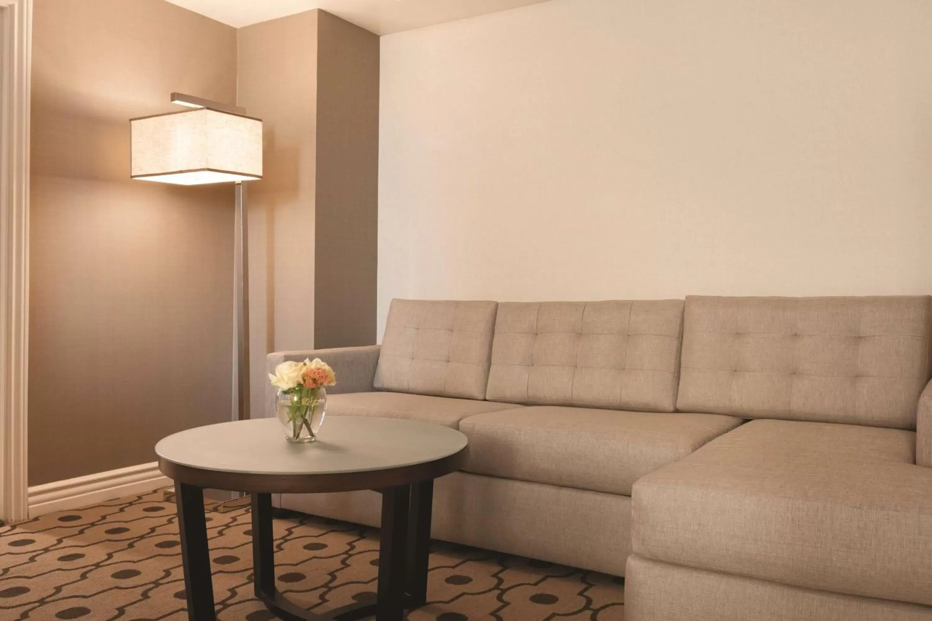 Living room, Seating Area in Hilton Los Angeles/San Gabriel