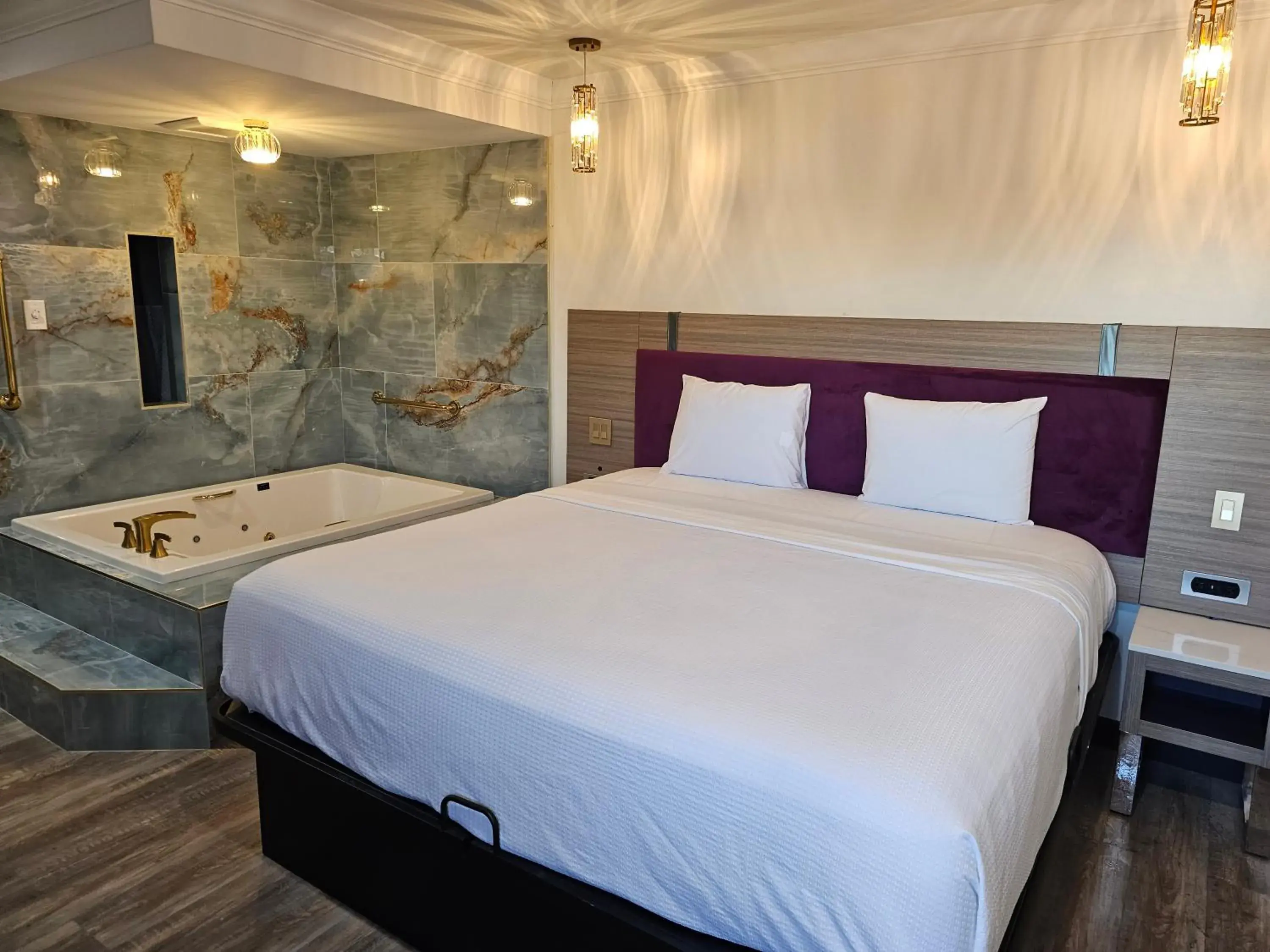 Bed in Travelodge Inn & Suites by Wyndham Fullerton