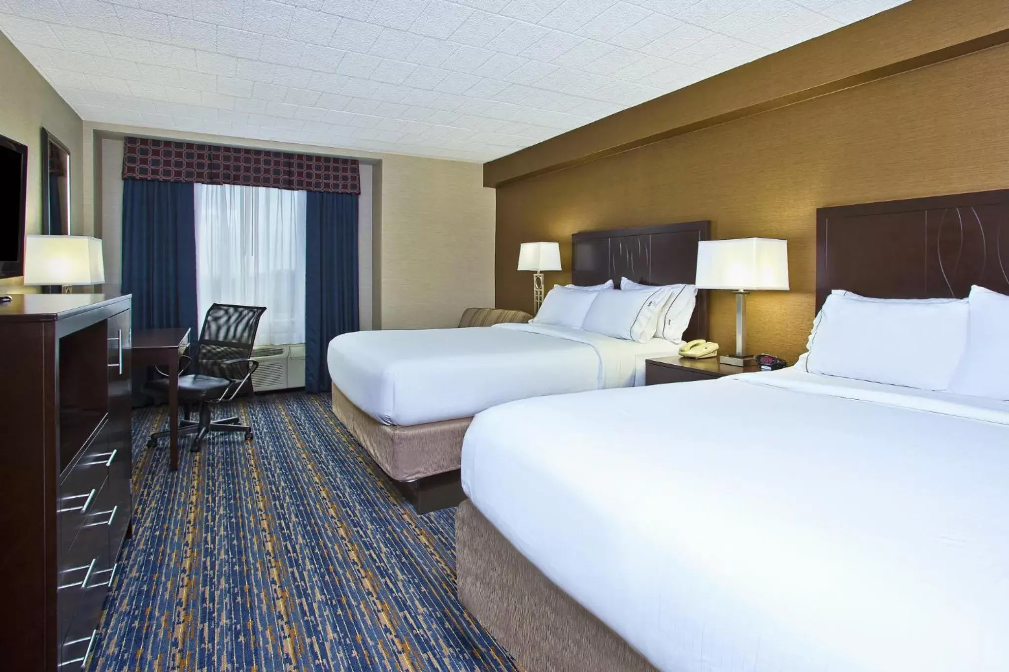 Bed in Holiday Inn Express and Suites Pittsburgh West Mifflin, an IHG Hotel