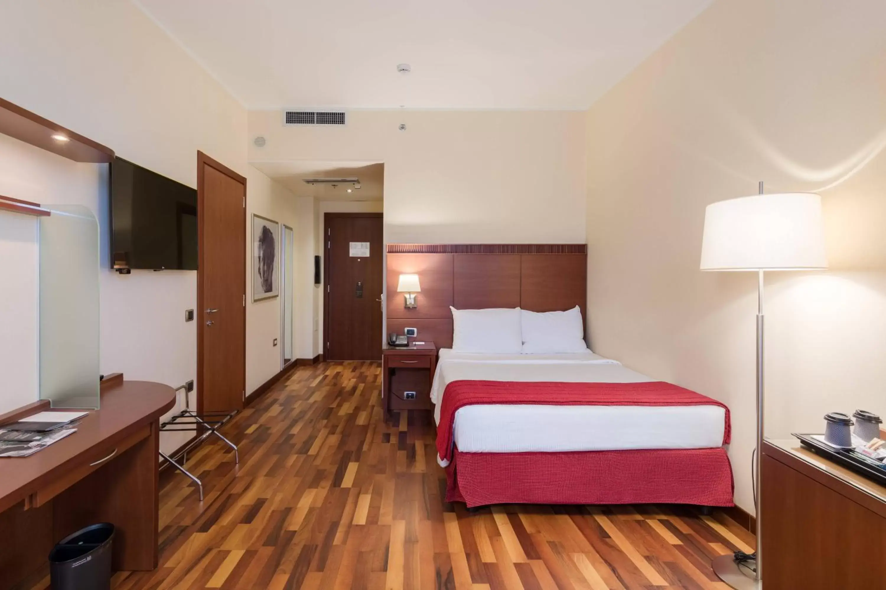 Photo of the whole room, Bed in Courtyard by Marriott Venice Airport