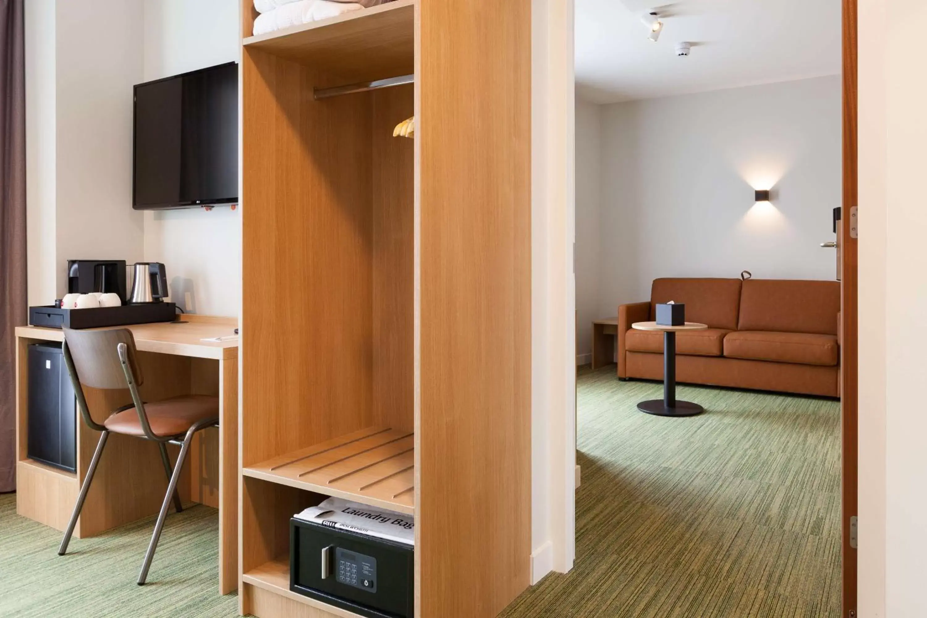 Photo of the whole room, TV/Entertainment Center in Best Western Plus Hotel Amstelveen