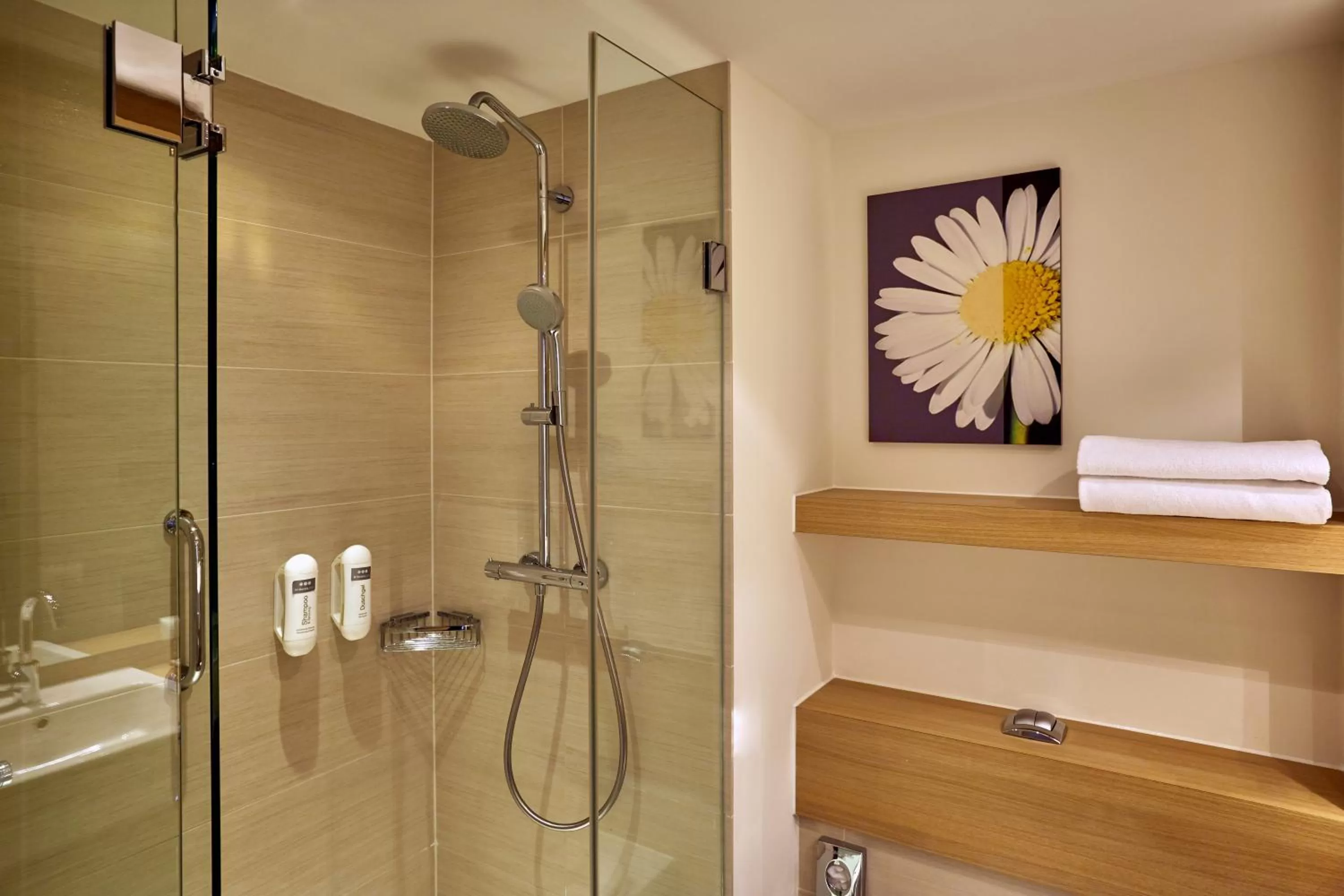 Shower in H+ Hotel Zürich