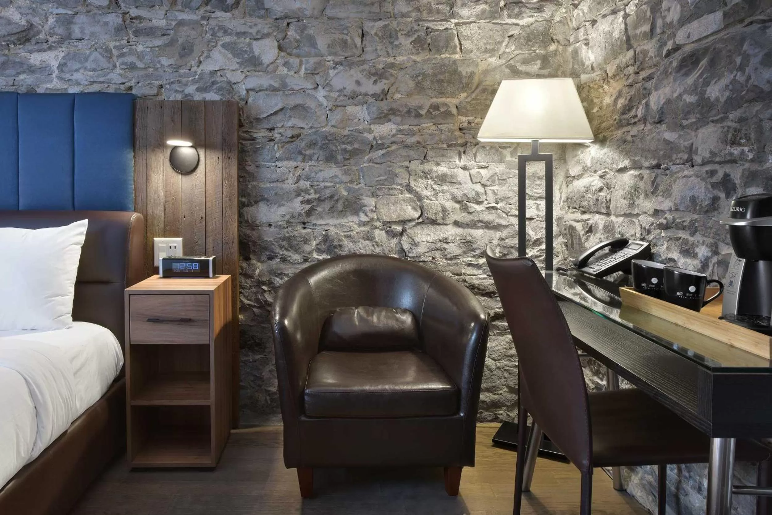 Photo of the whole room, Bed in Hotel Épik Montréal