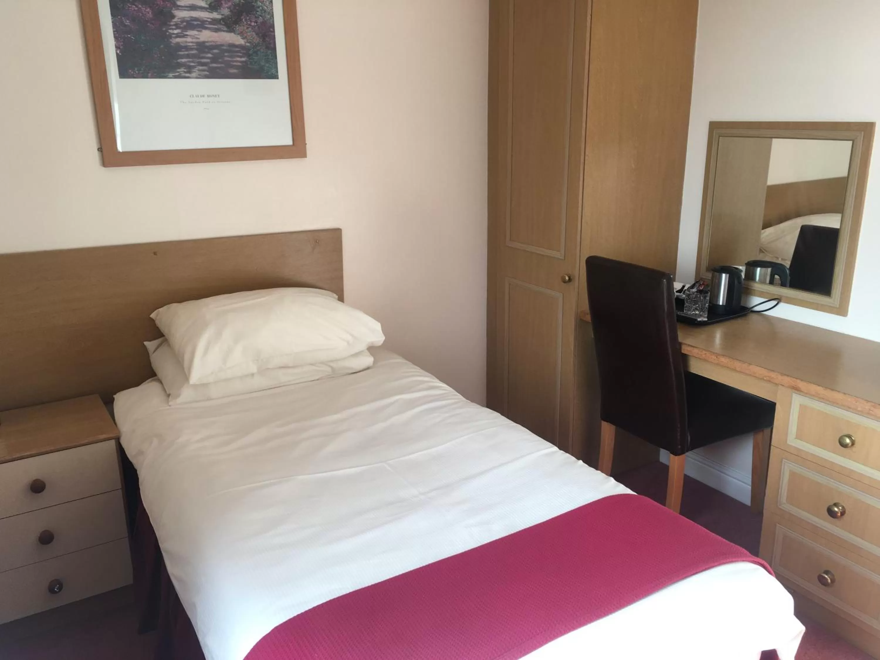 Bedroom, Bed in Holly Trees Hotel