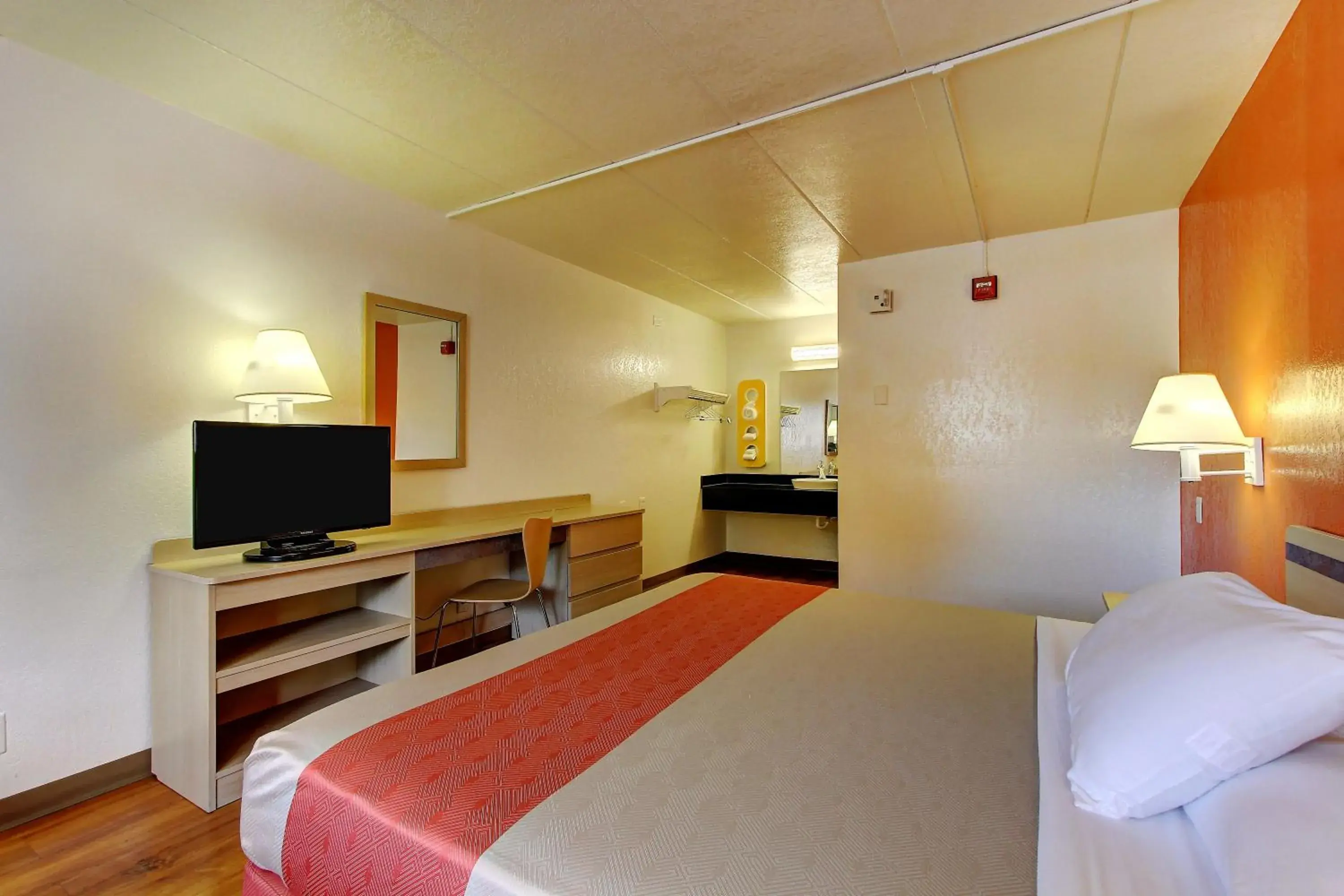 TV and multimedia, Bed in Motel 6-York, PA