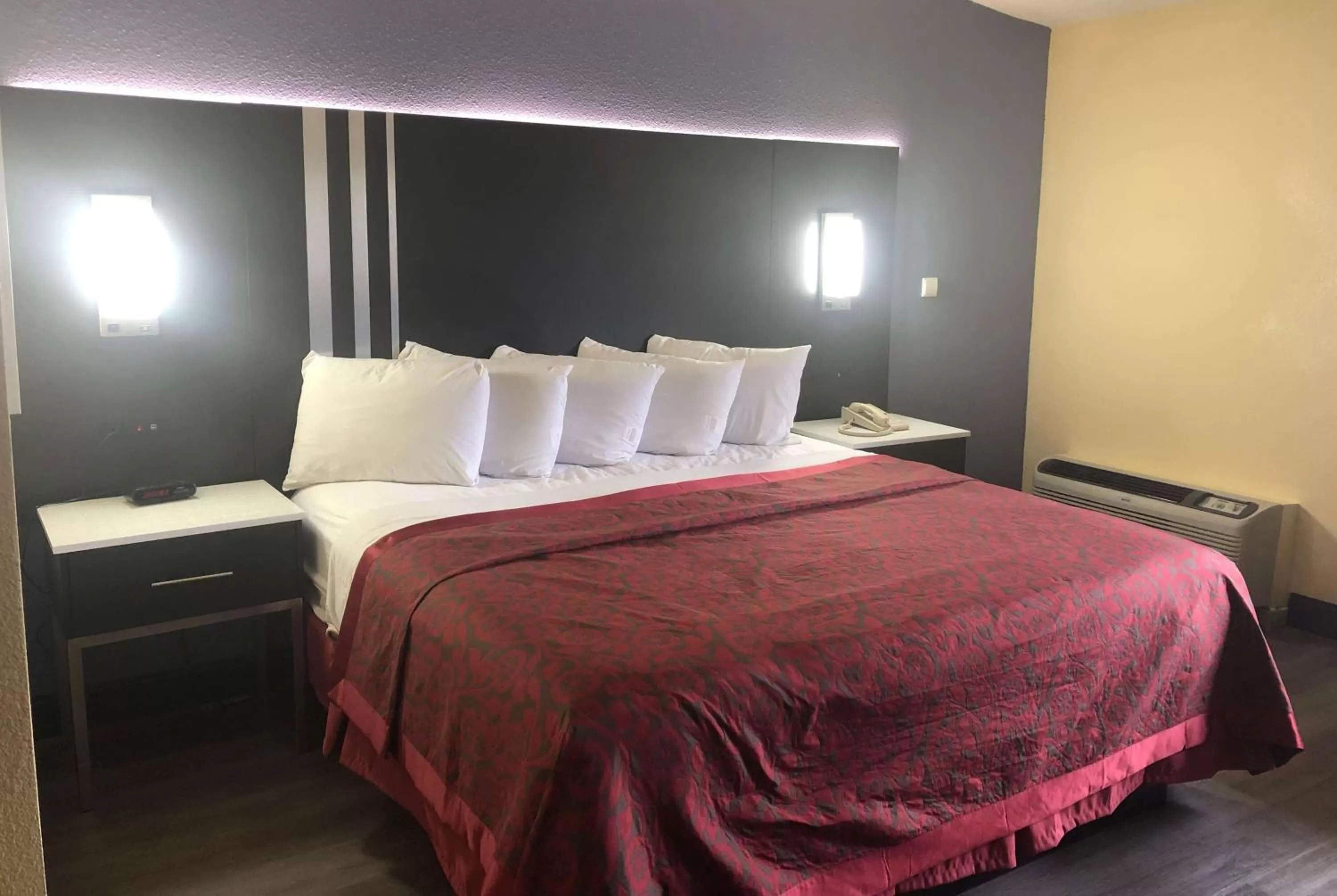 Photo of the whole room, Bed in Days Inn by Wyndham Grove City Columbus South