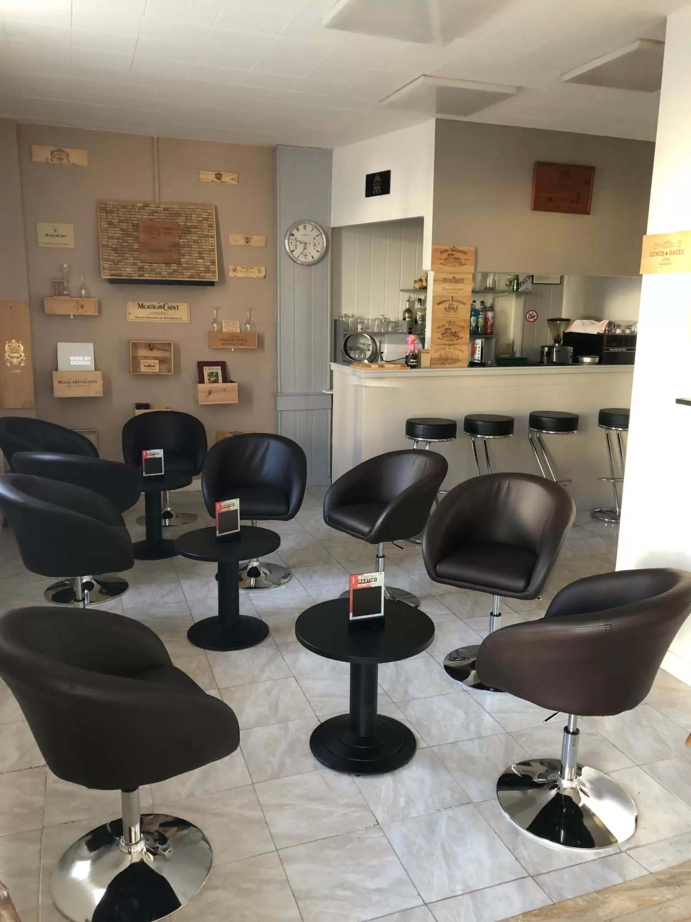 Lounge or bar in Hôtel Au Petit Languedoc