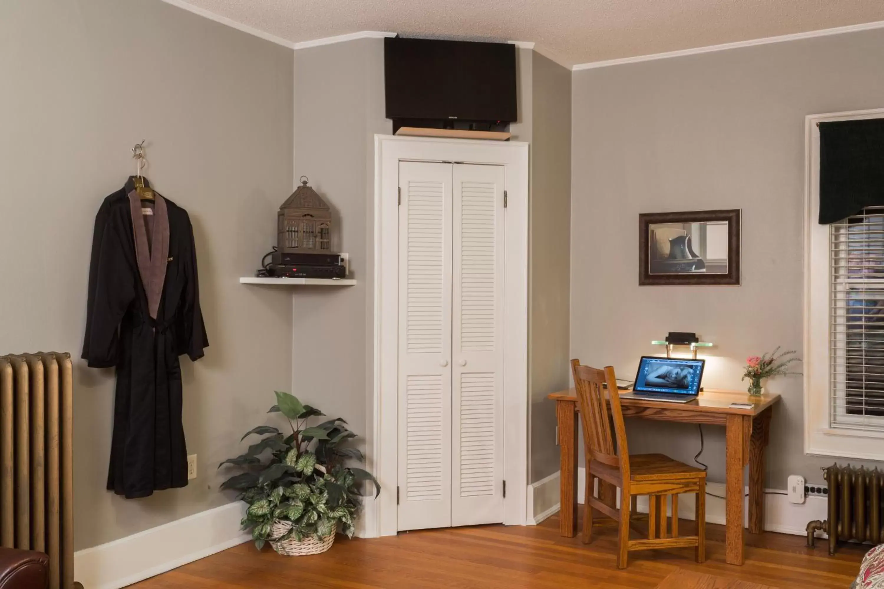 Bedroom, TV/Entertainment Center in Stewart Inn