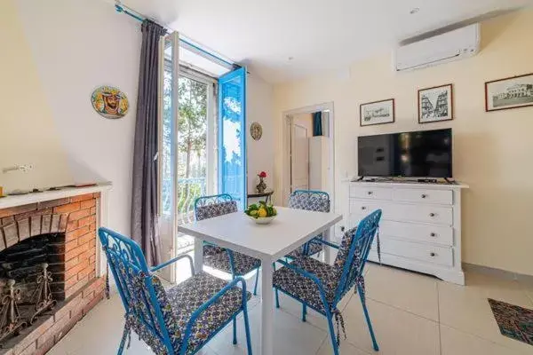 TV and multimedia, Dining Area in ToviMar Apartments