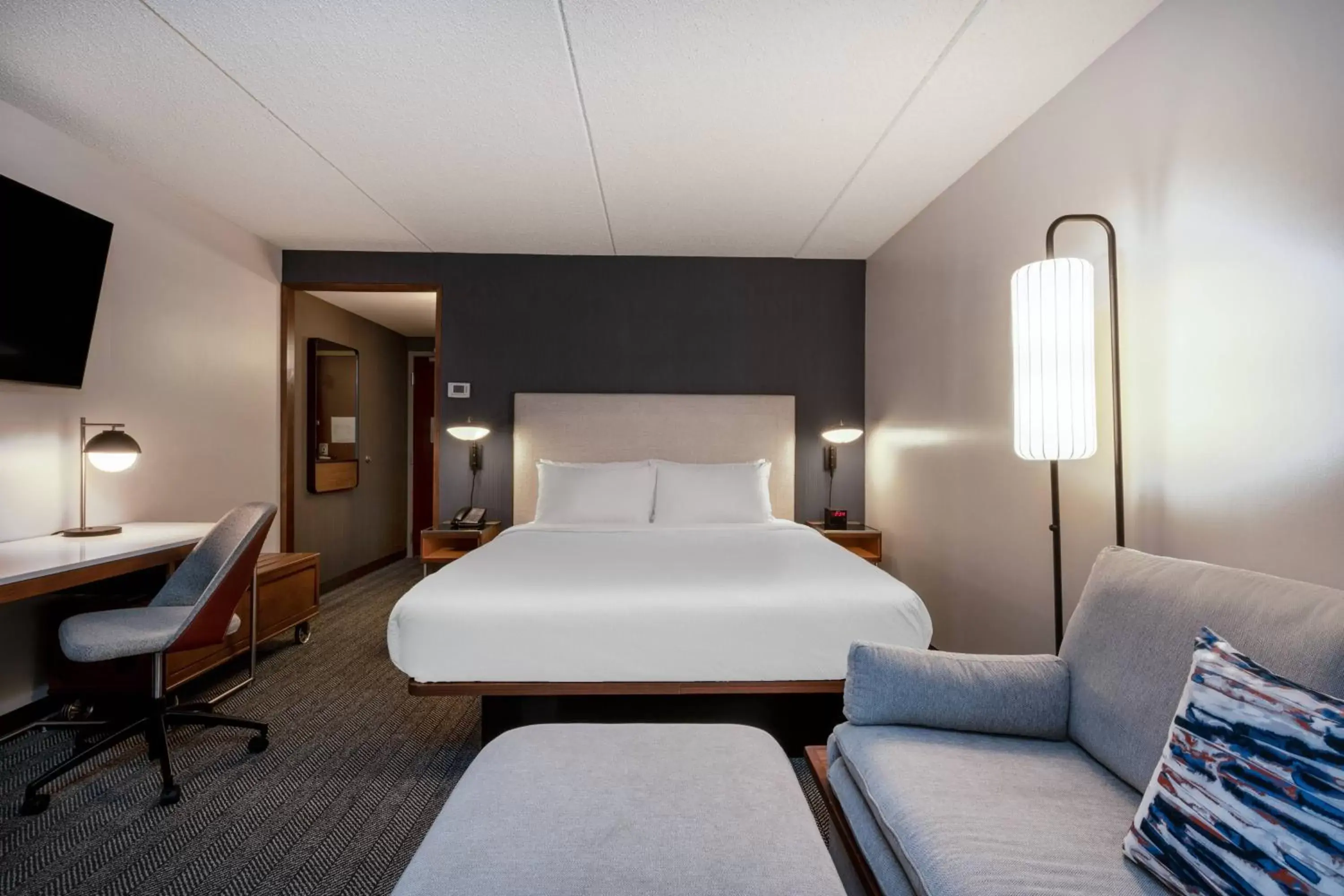 Photo of the whole room, Bed in Courtyard Columbus Airport