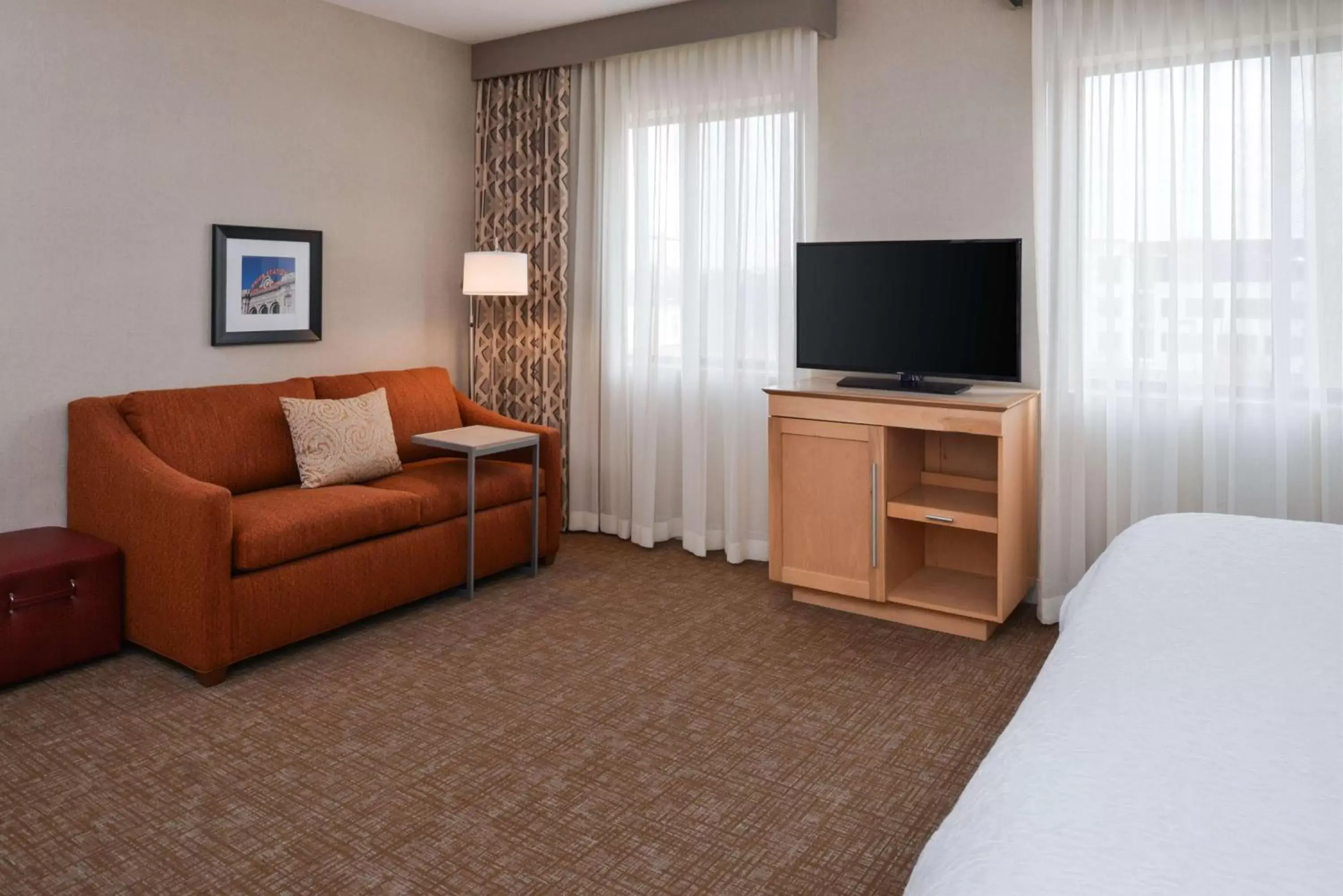Bed, TV/Entertainment Center in Hampton Inn & Suites Denver-Speer Boulevard
